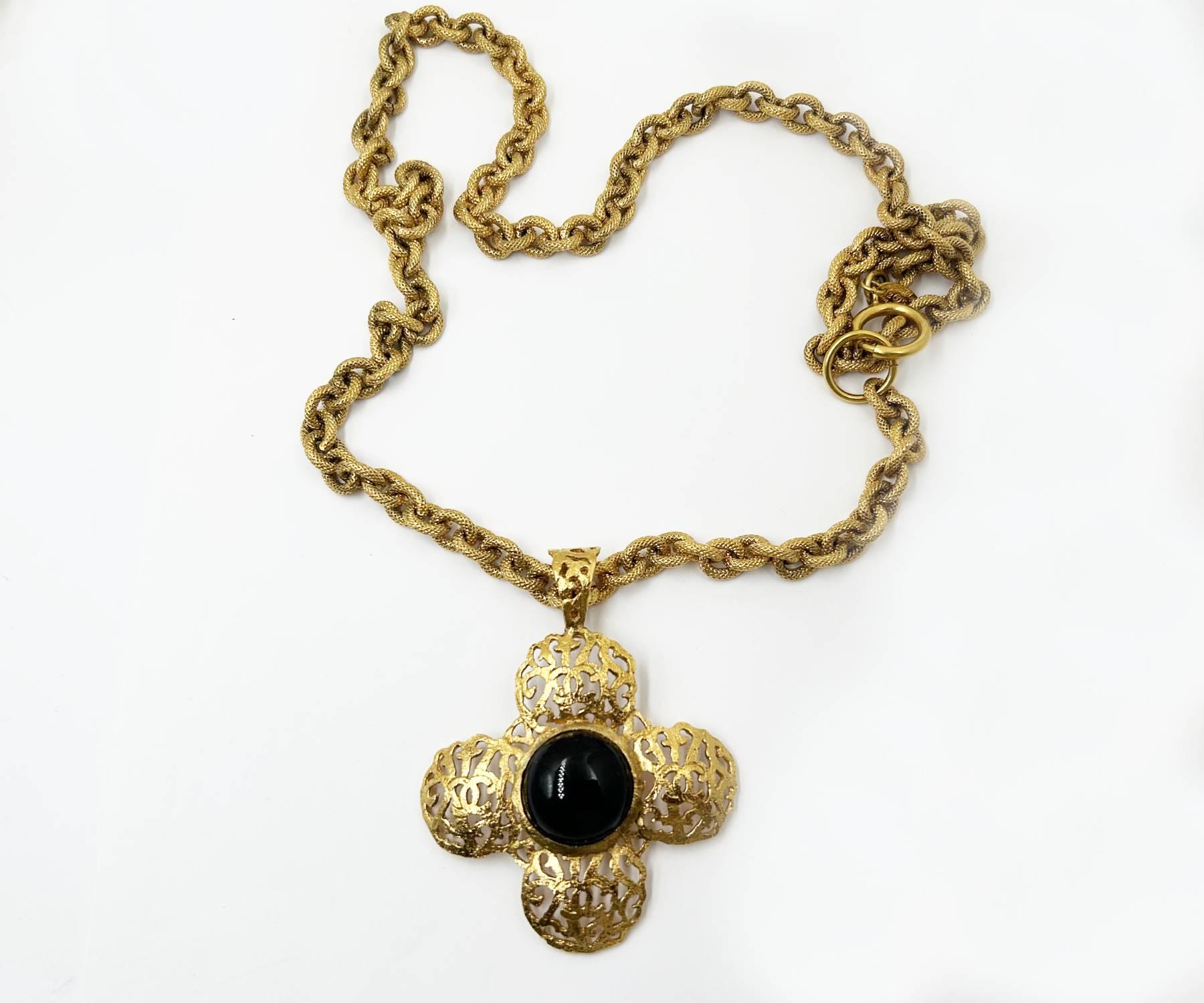 Artigiano Chanel Vintage placcato oro CC Croce filigranata con pietre nere Collana lunga in vendita