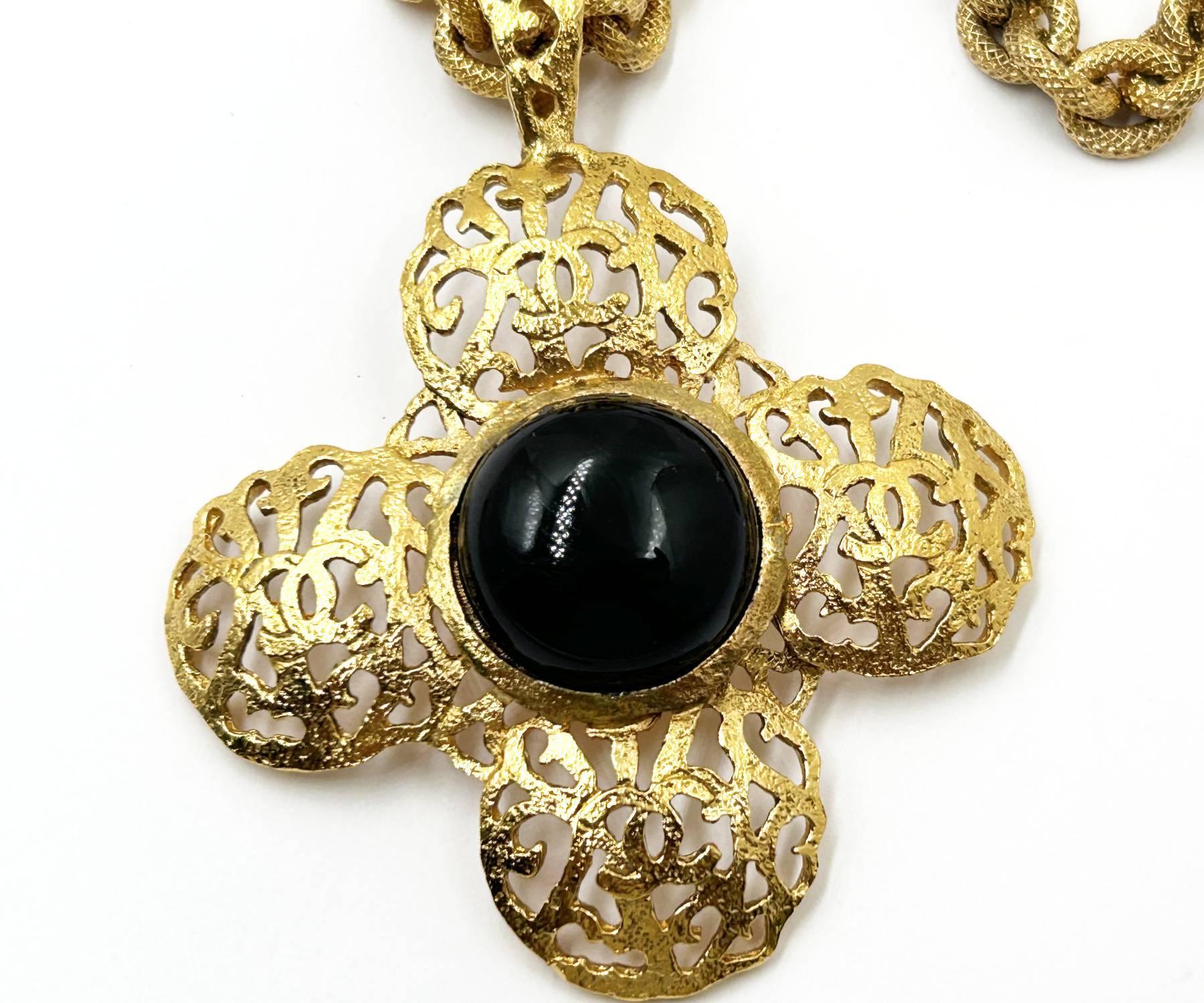Chanel Vintage placcato oro CC Croce filigranata con pietre nere Collana lunga In condizioni ottime in vendita a Pasadena, CA