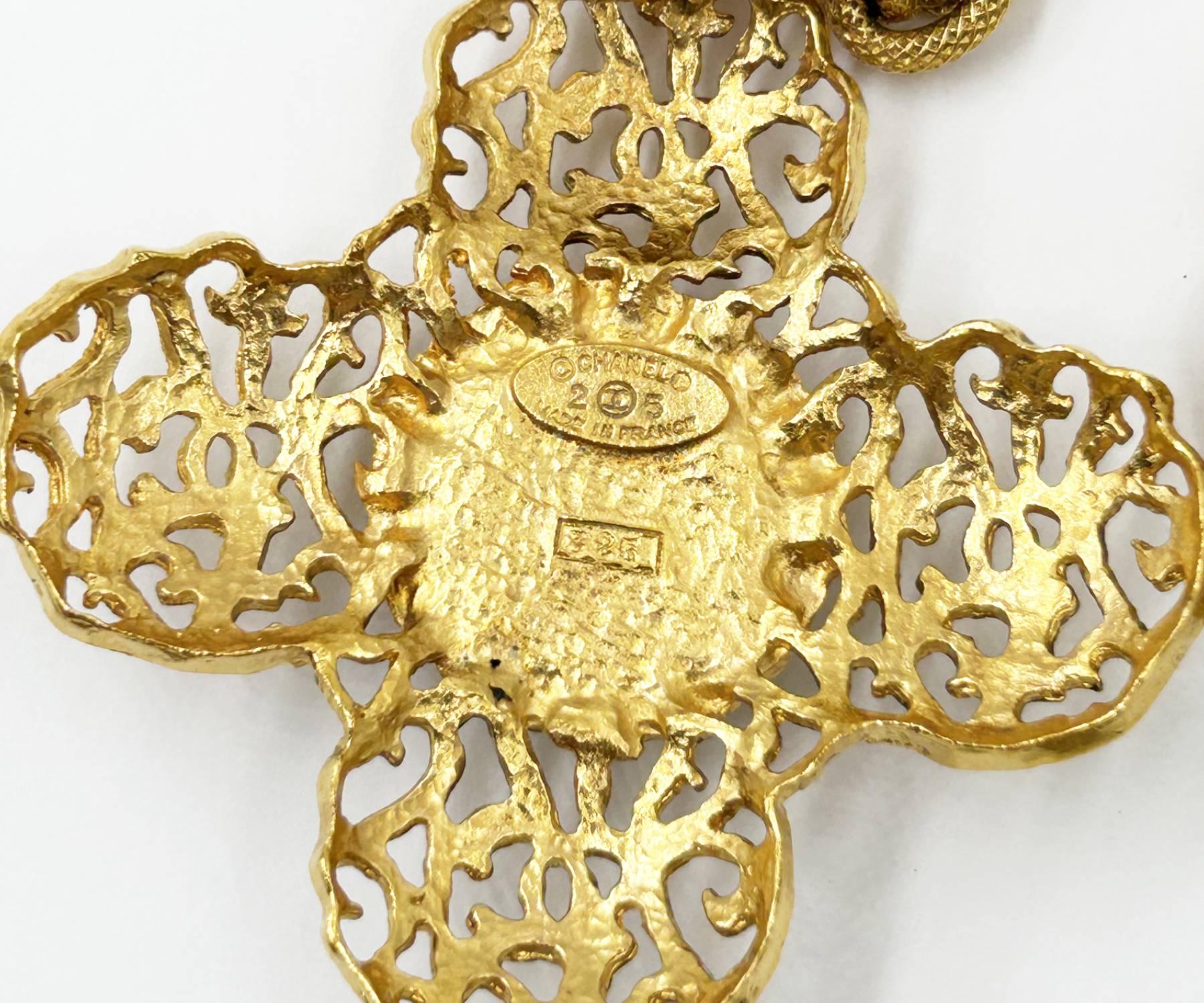Donna Chanel Vintage placcato oro CC Croce filigranata con pietre nere Collana lunga in vendita