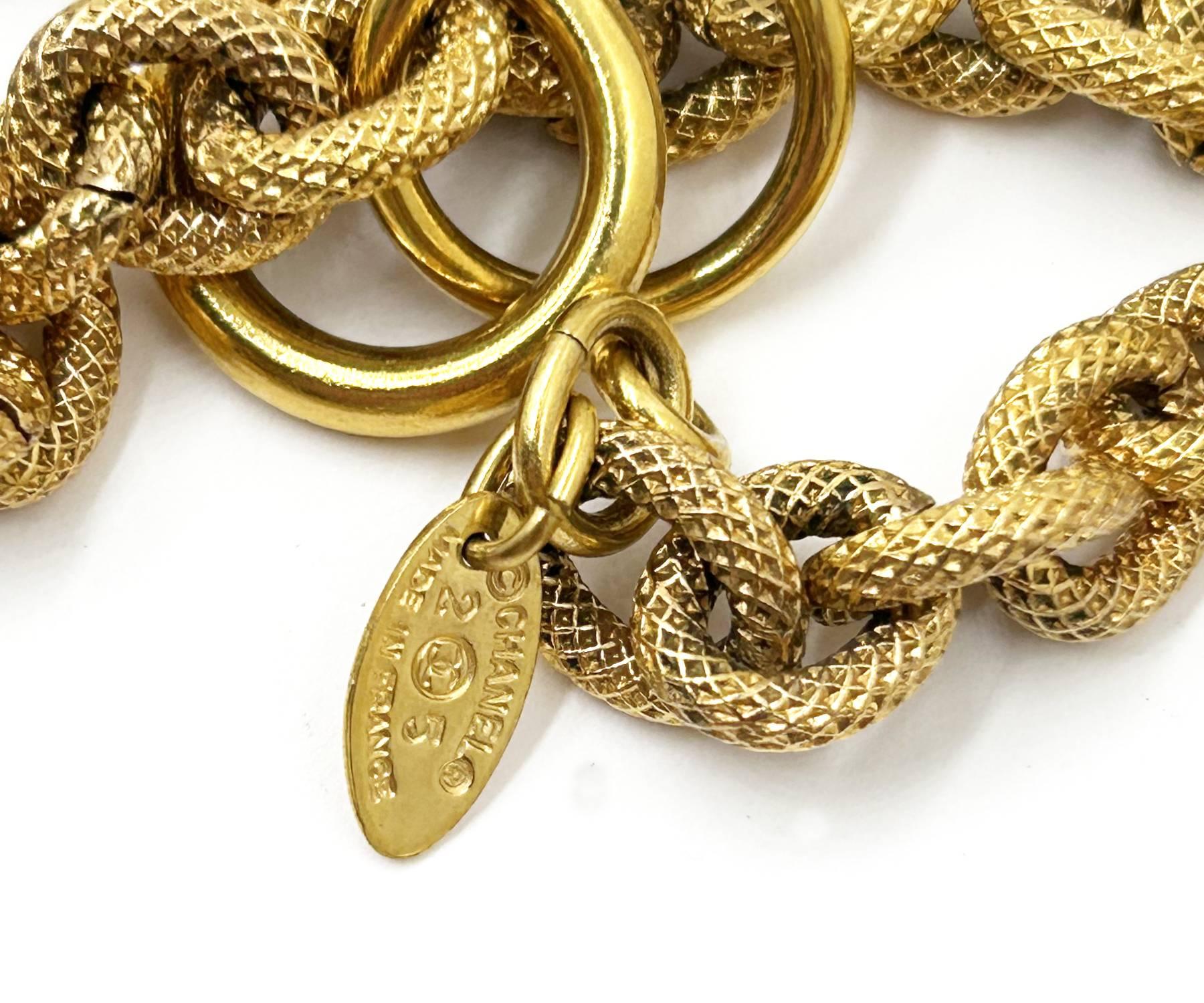 Chanel Vintage placcato oro CC Croce filigranata con pietre nere Collana lunga in vendita 1