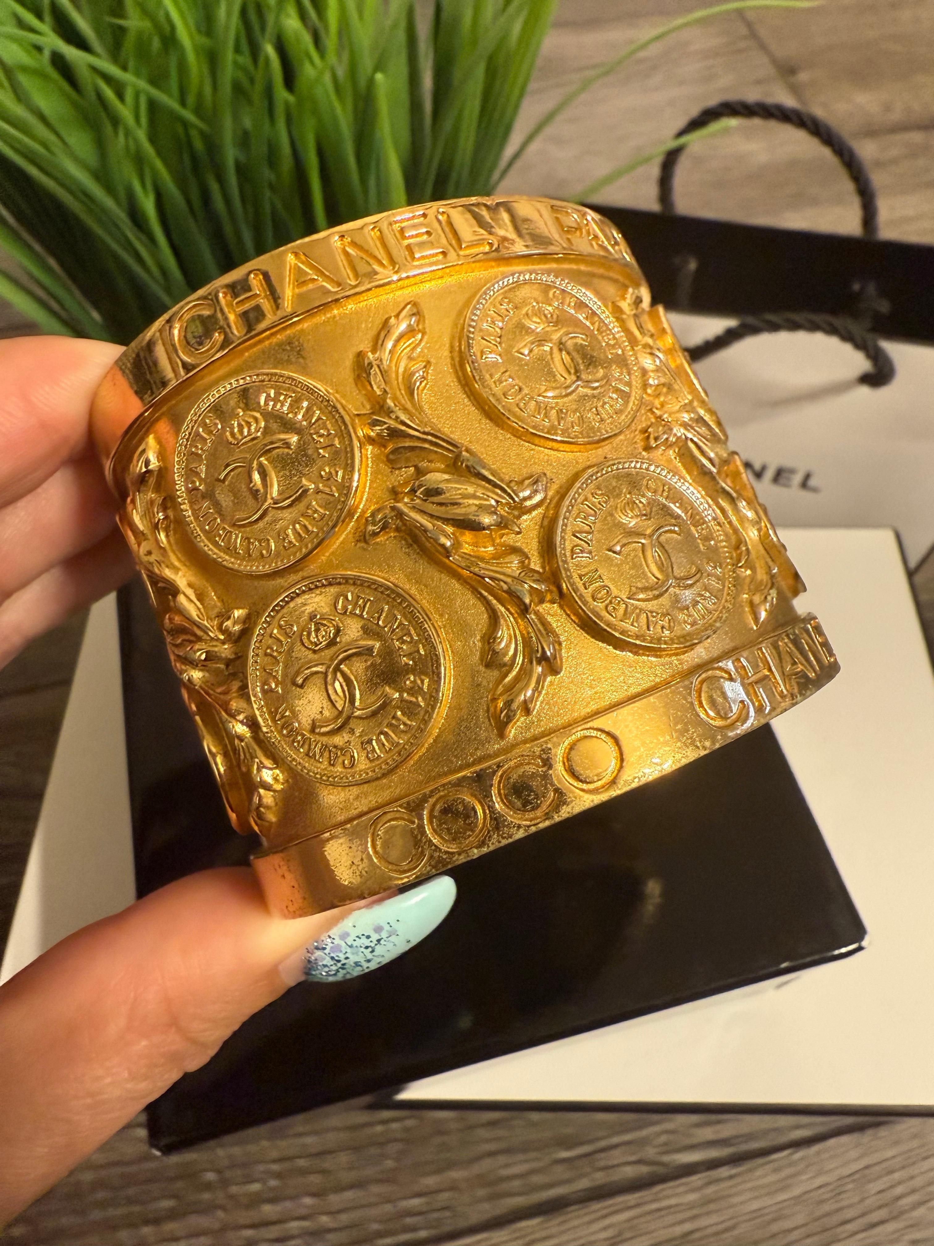 Vintage et rare bracelet manchette vintage en or de CHANEL
100% authentique
Fabriqué en France
Plaqué or
Très bon état général, à l'exception d'une légère usure et de rayures sur l'ensemble de la pièce.
Livré avec une boîte