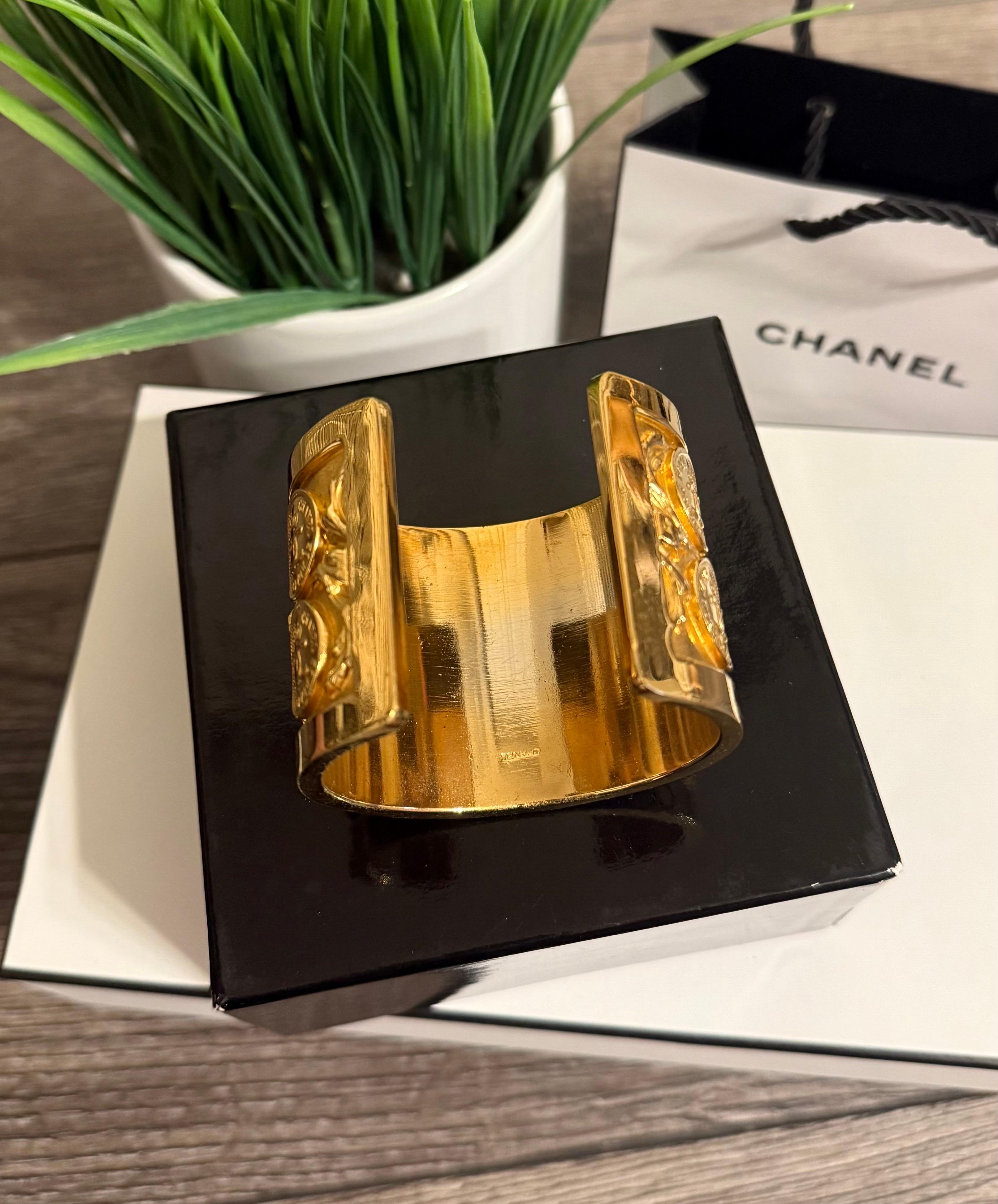 CHANEL Vintage Gold Plated CC Filigree Medallion Cuff Bracelet Unisexe en vente