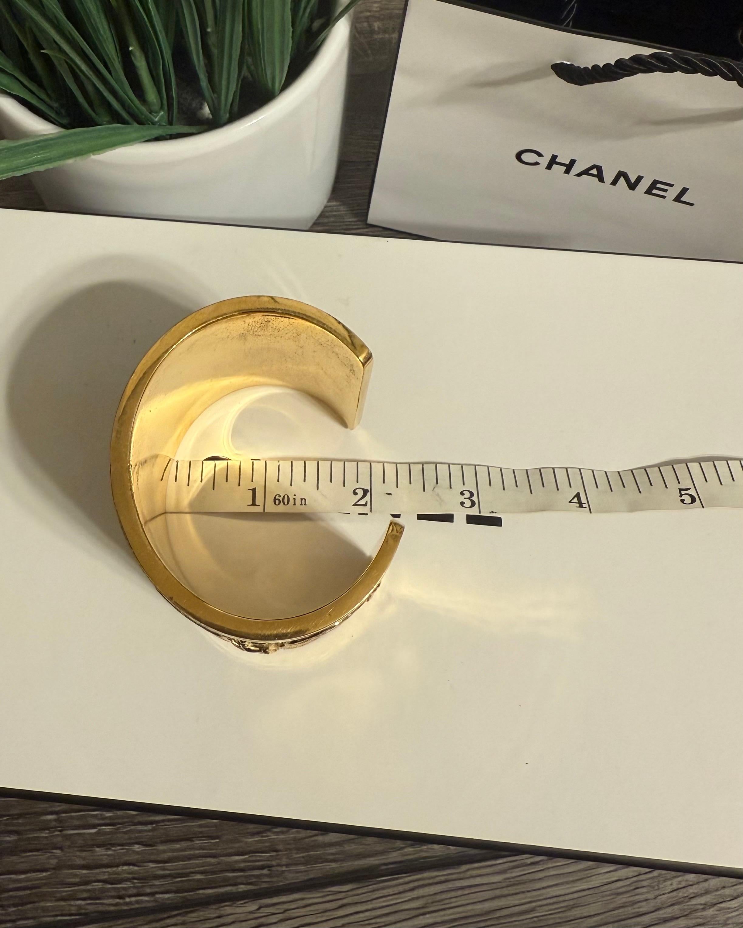 CHANEL Vintage Gold Plated CC Filigree Medallion Cuff Bracelet en vente 1