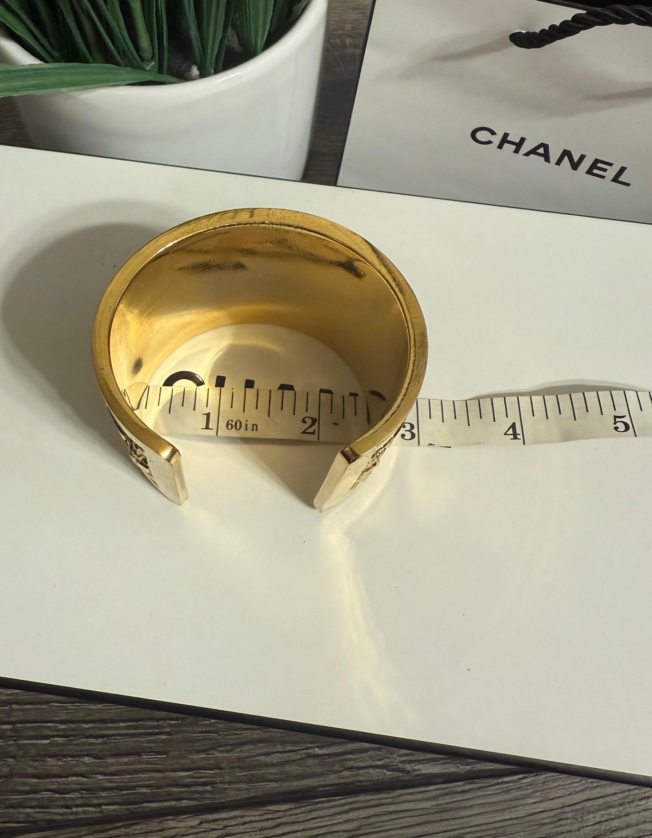 CHANEL Vintage Gold Plated CC Filigree Medallion Cuff Bracelet en vente 2