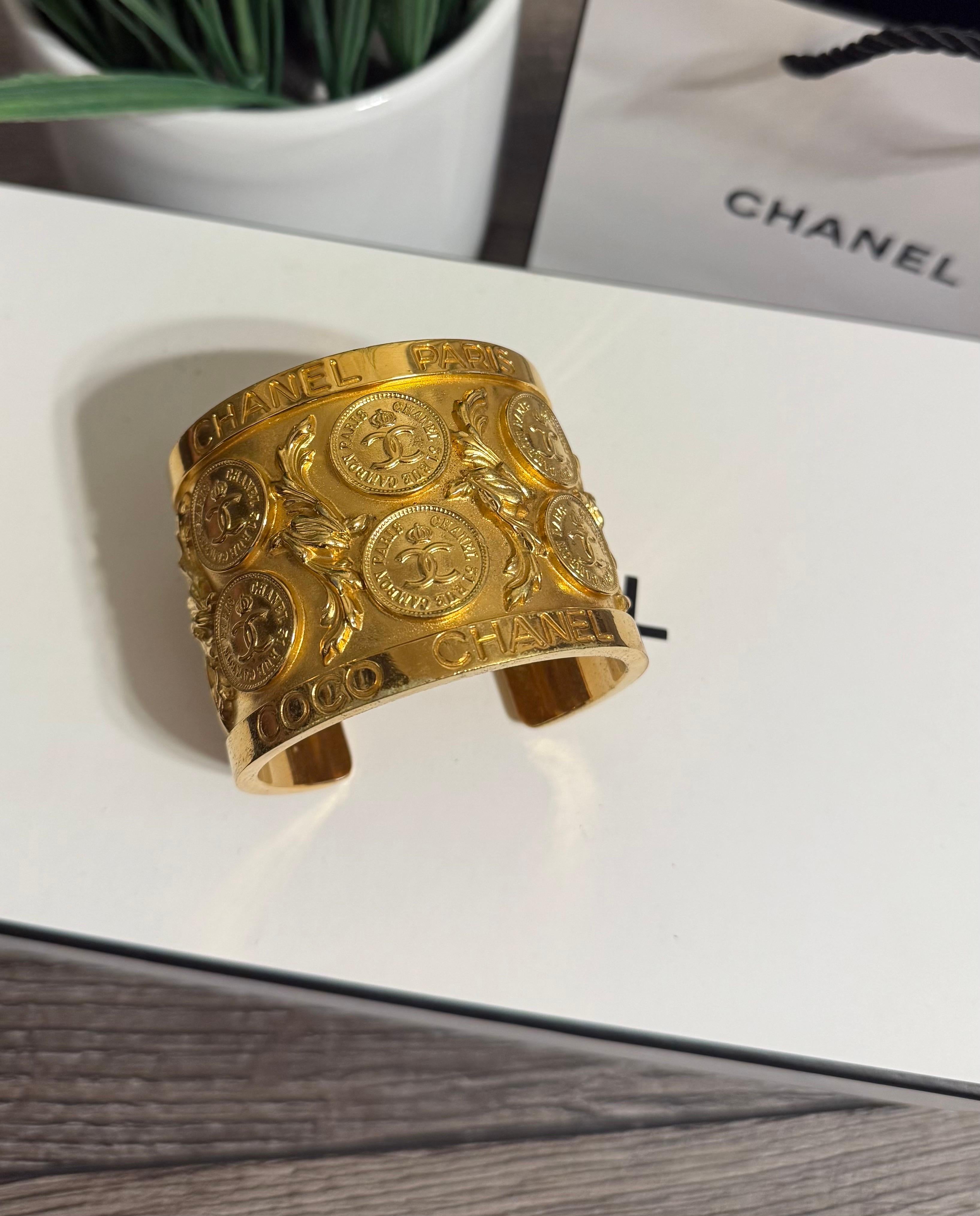 CHANEL Vintage Gold Plated CC Filigree Medallion Cuff Bracelet en vente 4