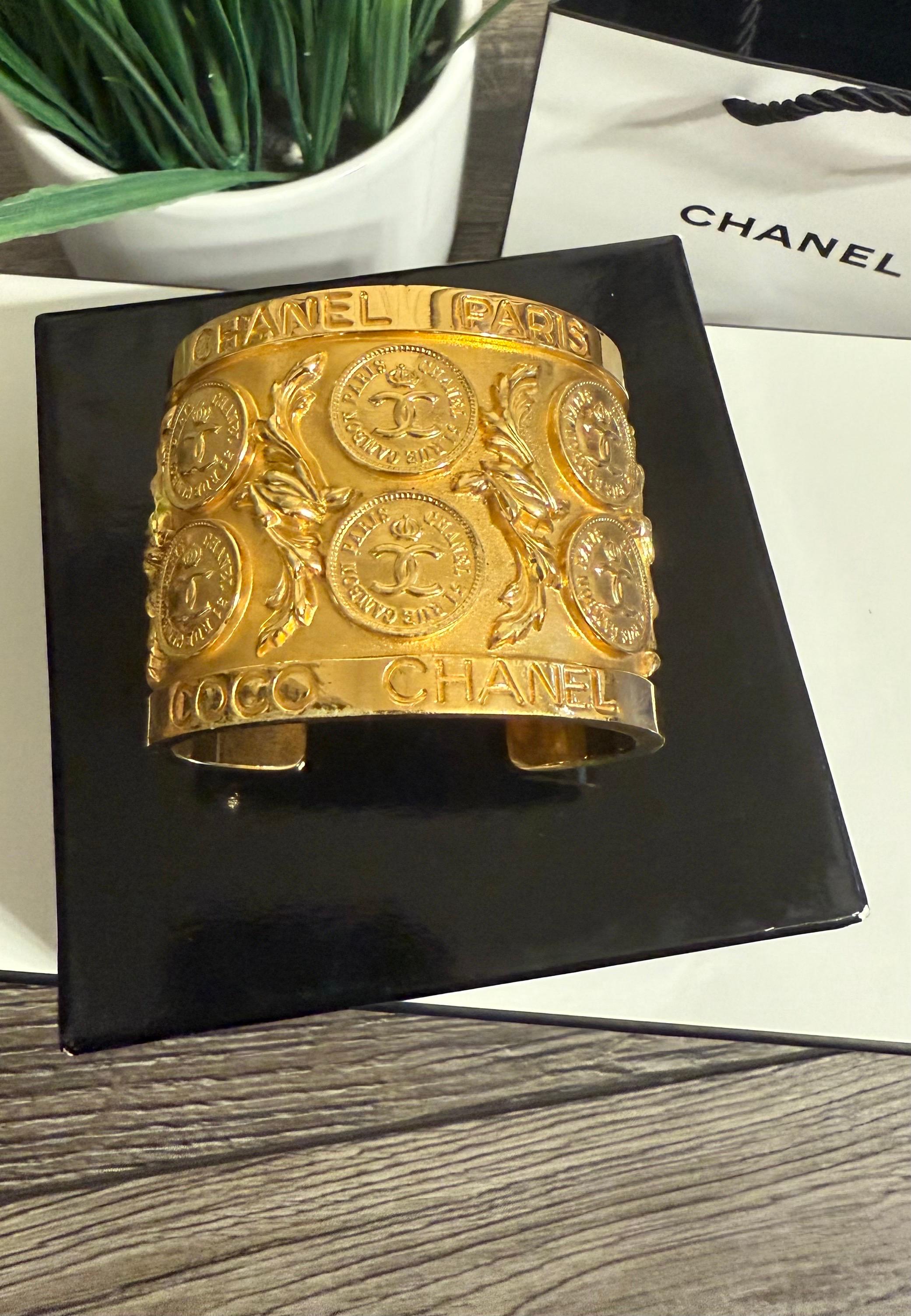 CHANEL Vintage Gold Plated CC Filigree Medallion Cuff Bracelet en vente 5