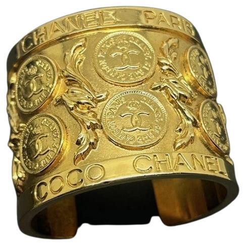 CHANEL Vintage Gold Plated CC Filigree Medallion Cuff Bracelet en vente