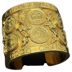 CHANEL Brazalete vintage chapado en oro CC Medallón de filigrana