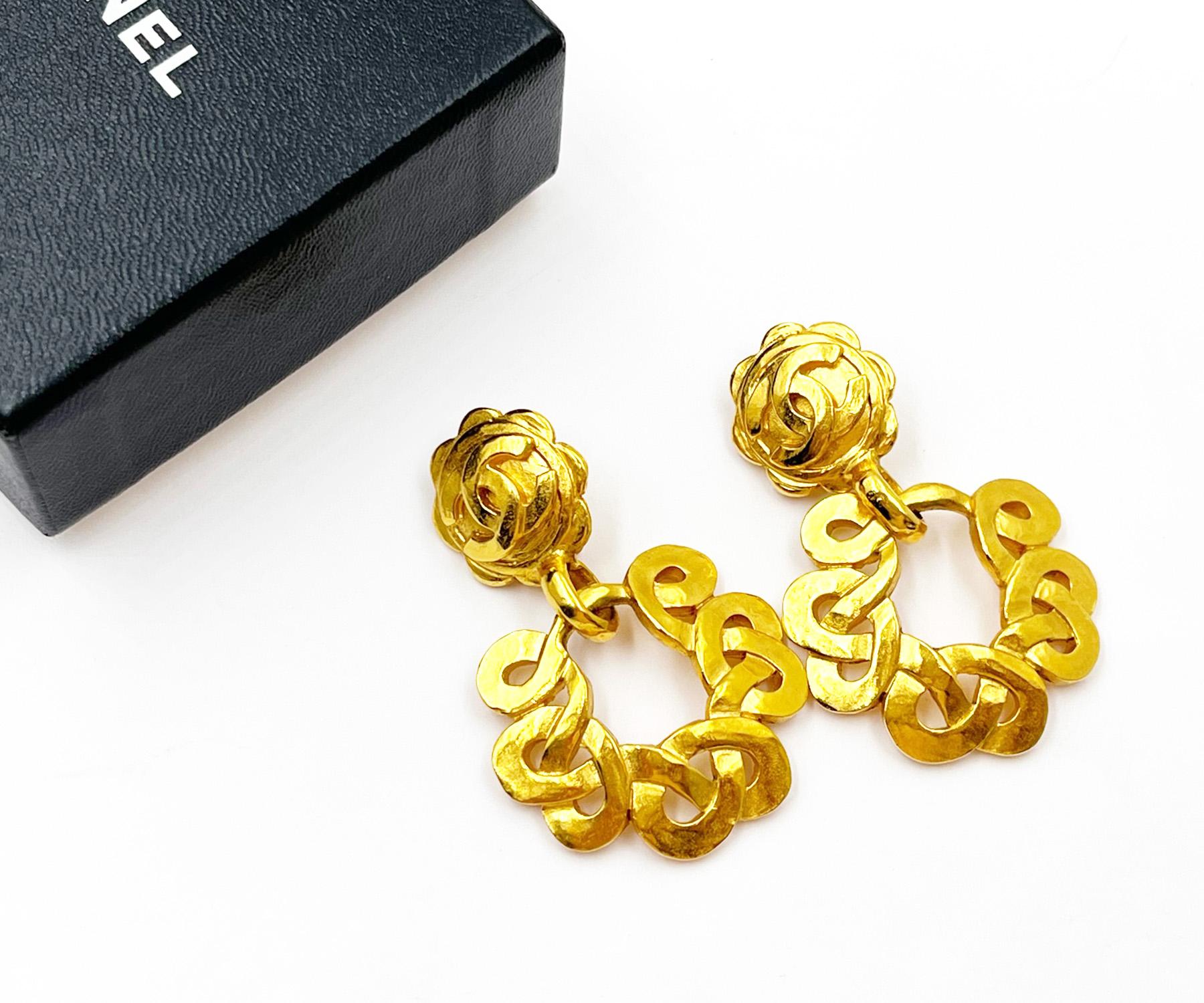 Chanel Vintage Gold Plated CC Flower Twisted Round Clip on Earrings

* Marked 97
* Made in France
* Comes with the original box

- It is approximately 2.1