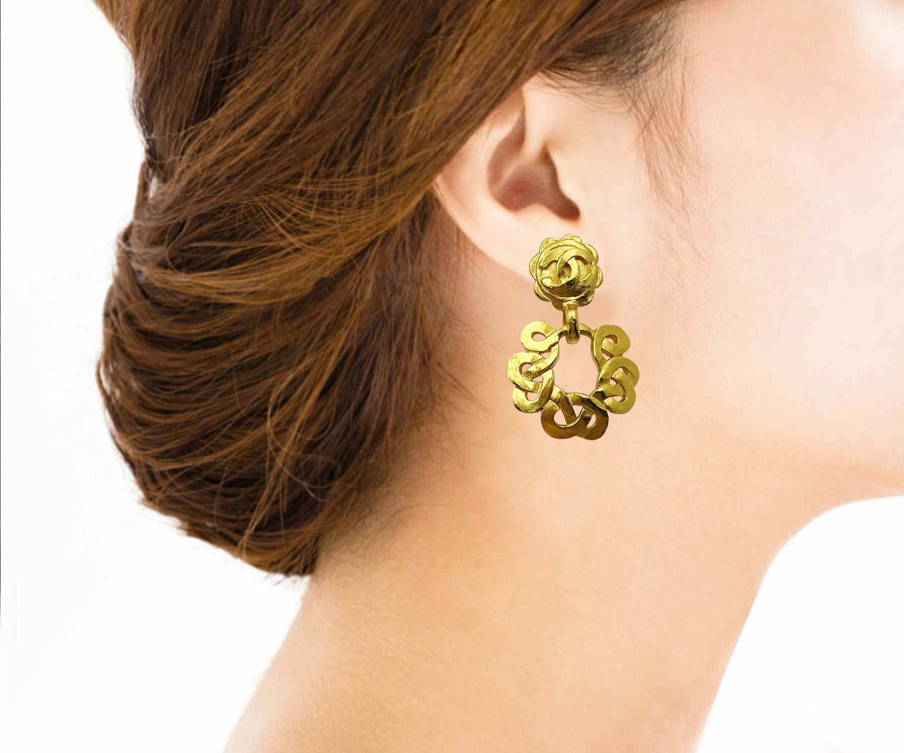 Artisan Chanel Vintage Gold Plated CC Flower Twisted Round Clip on Earrings  For Sale