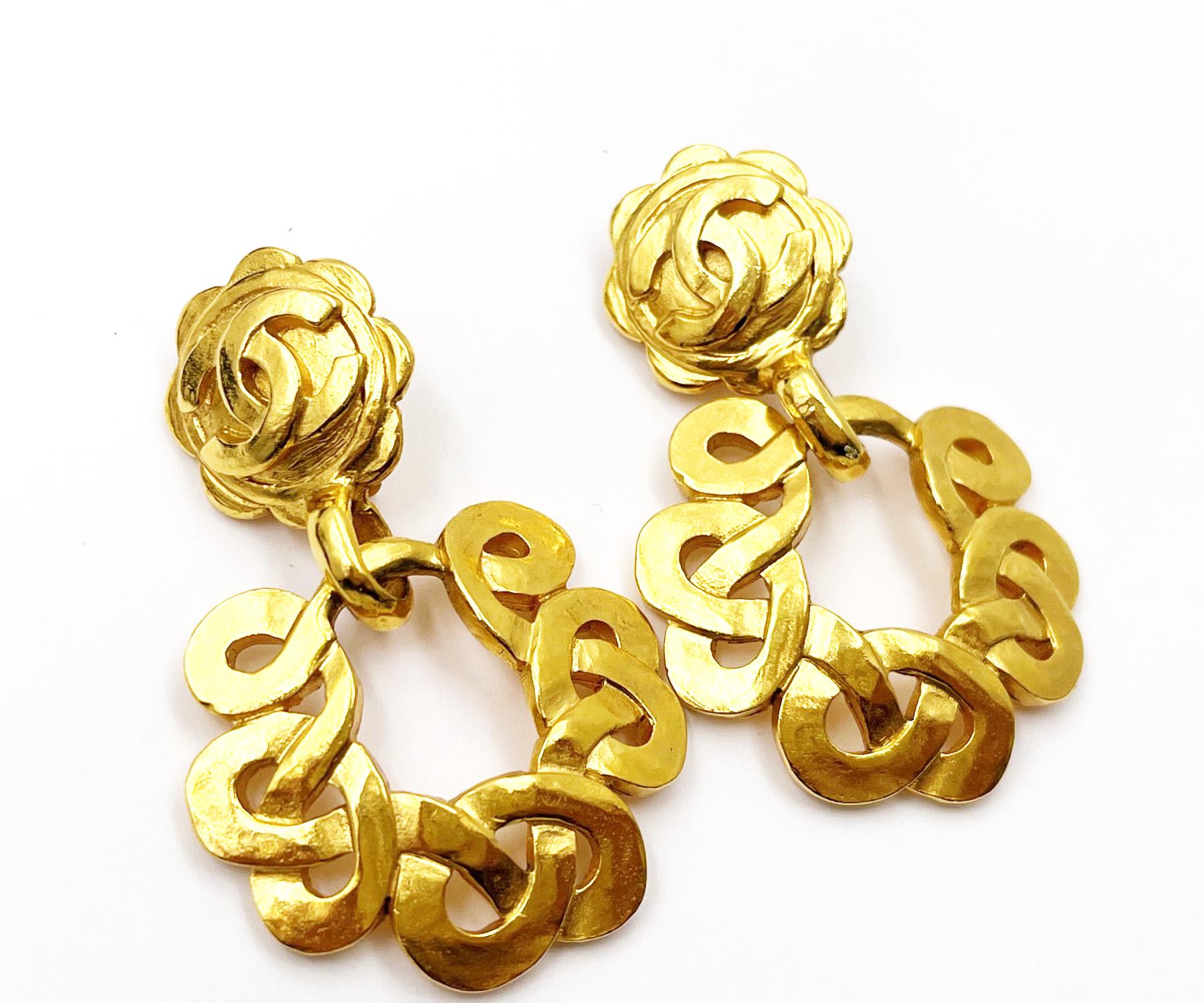Chanel Vintage Gold Plated CC Flower Twisted Round Clip on Earrings  In Excellent Condition For Sale In Pasadena, CA