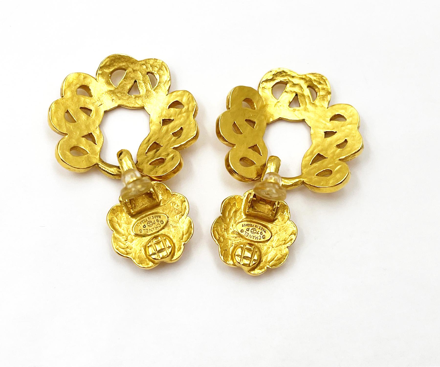 Chanel Vintage vergoldete CC gedrehte runde Clip-Ohrringe mit Blumenmuster  Damen im Angebot