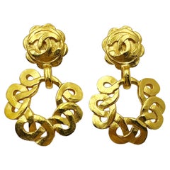 Chanel Vintage Boucles d'oreilles clips rondes torsadées avec fleur CC plaquée or 