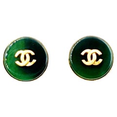 Orecchini Chanel vintage placcati in oro con pietra verde A. Greene
Greene Stone
