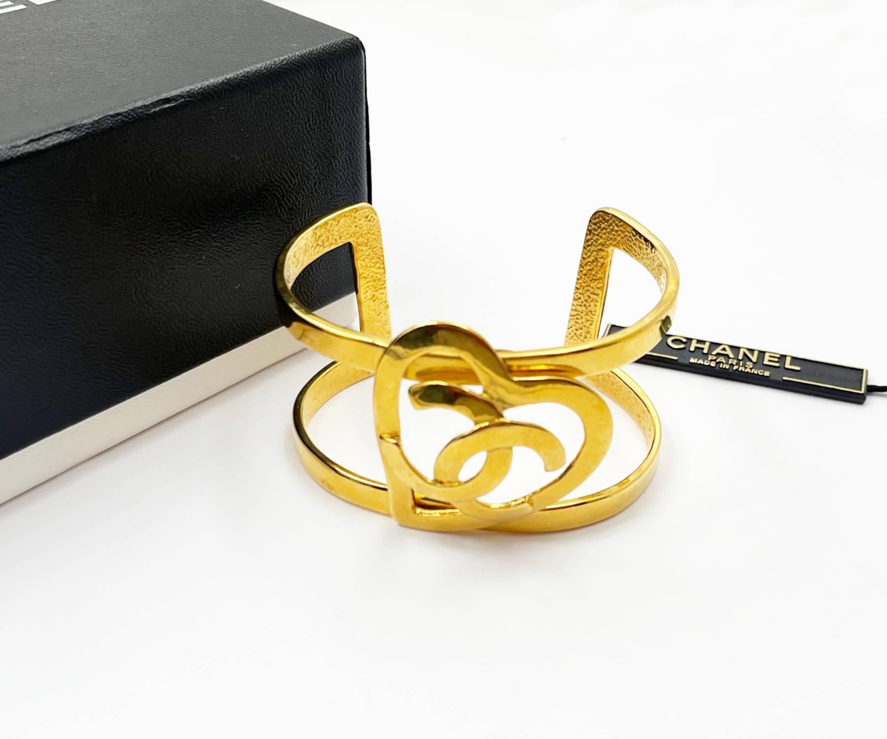 Chanel Vintage Gold Plated CC Heart Double Cuff Bracelet 

*Marked 95
*Made in France
*Comes with the original box and tag

-It is approximately 2.5