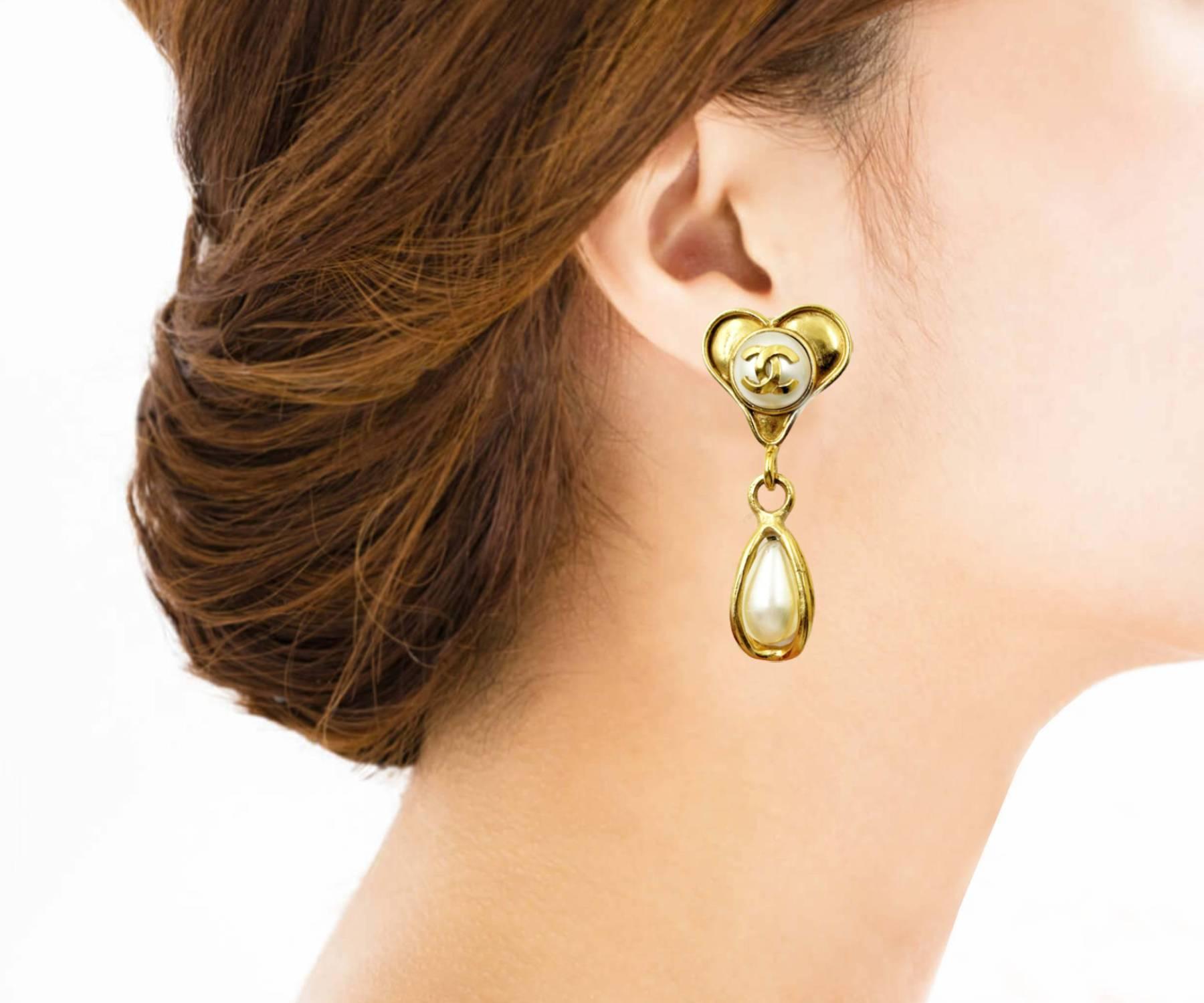 Chanel Vintage Gold plattiert CC Herz Perle Träne Tropfen Baumeln Clip auf großen Ohrring (Kunsthandwerker*in) im Angebot
