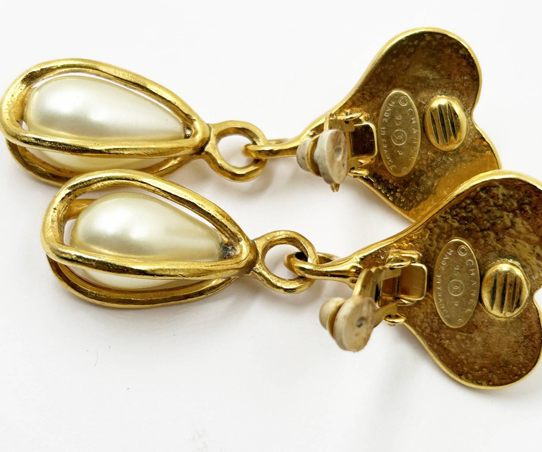 Chanel Vintage Gold plattiert CC Herz Perle Träne Tropfen Baumeln Clip auf großen Ohrring im Angebot 1