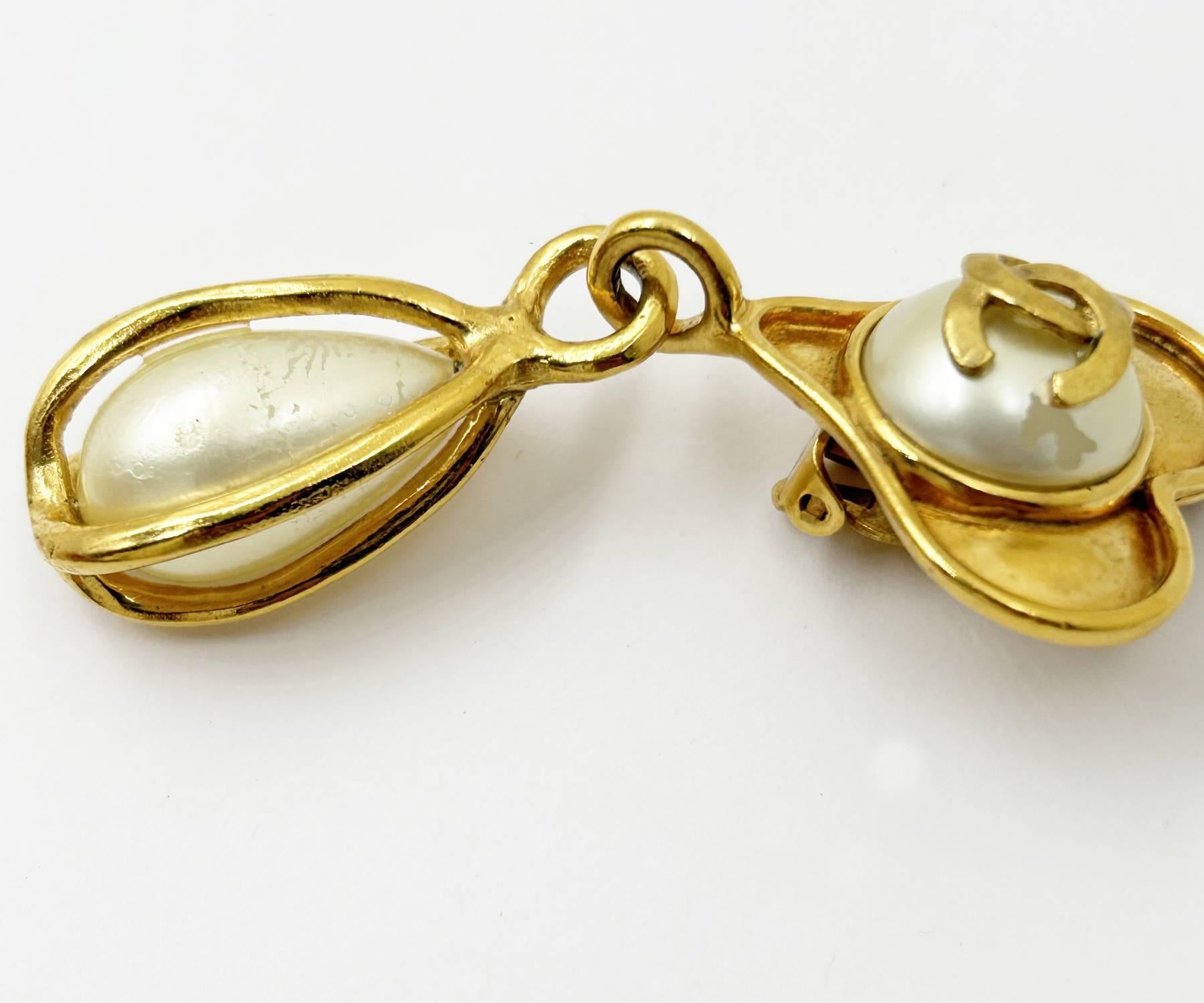 Chanel Vintage Gold plattiert CC Herz Perle Träne Tropfen Baumeln Clip auf großen Ohrring im Angebot 2