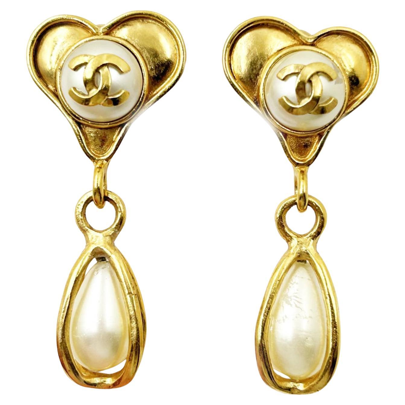 Chanel Vintage Chapado en Oro CC Corazón Perla Lágrima Colgante Clip en Pendiente Grande