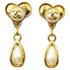 Chanel Vintage placcato oro CC Cuore di perla con goccia a lacrima Clip su orecchino grande