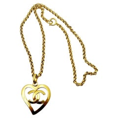 Chanel Collier pendentif en forme de cœur vintage en plaqué or avec CC
