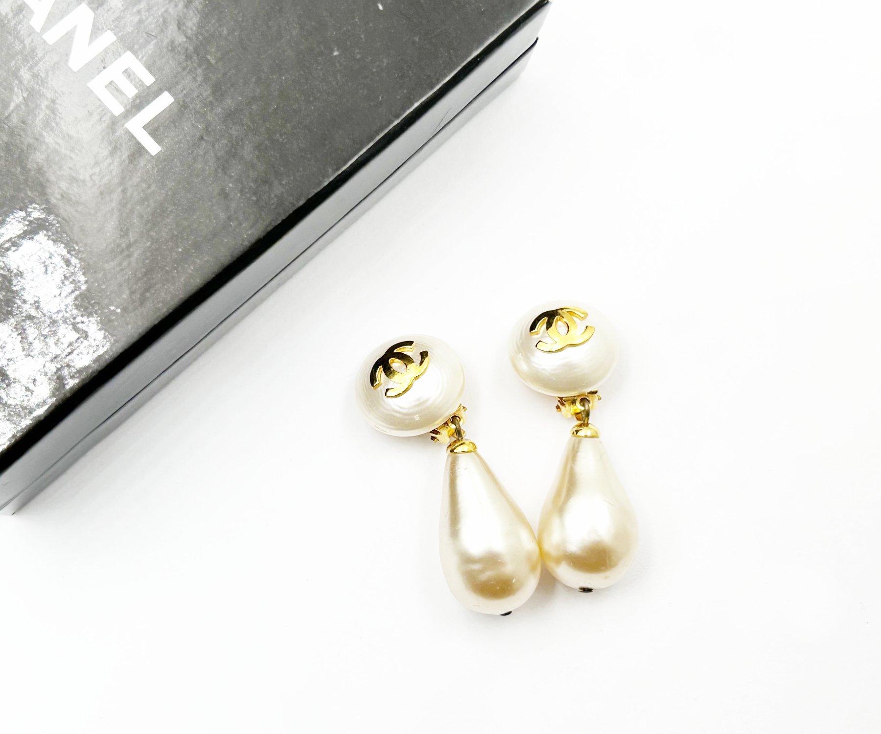Chanel Classic Vintage Gold Plated CC Large Gumball Pearl Dangle Clip On Earrings

*Marked Chanel
*Comes with the original box

-It is approximately 0.75