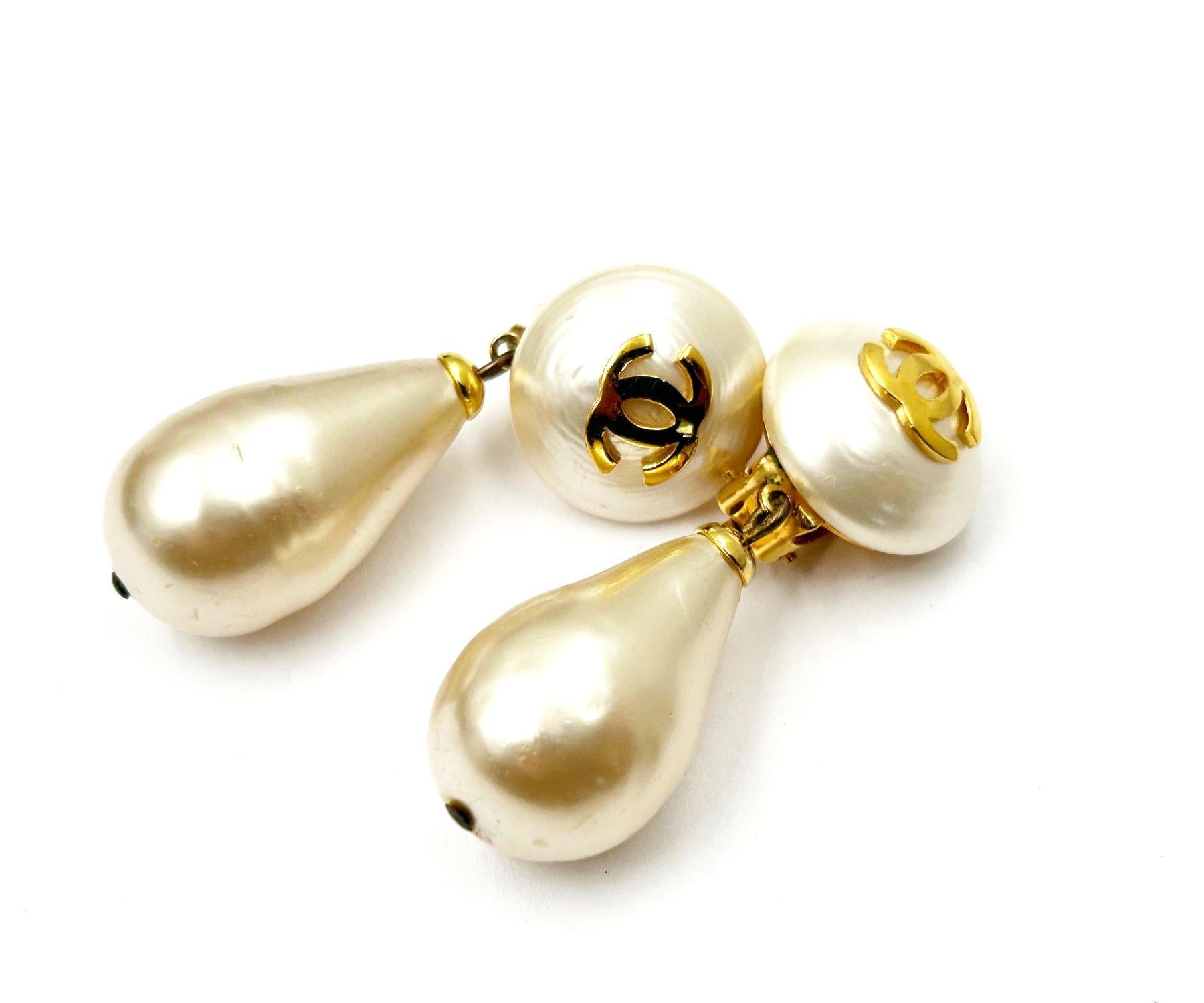 Chanel Vintage Gold Plated CC Large Gumball Pearl Pearl Dangle Clip On Earrings  In Excellent Condition For Sale In Pasadena, CA