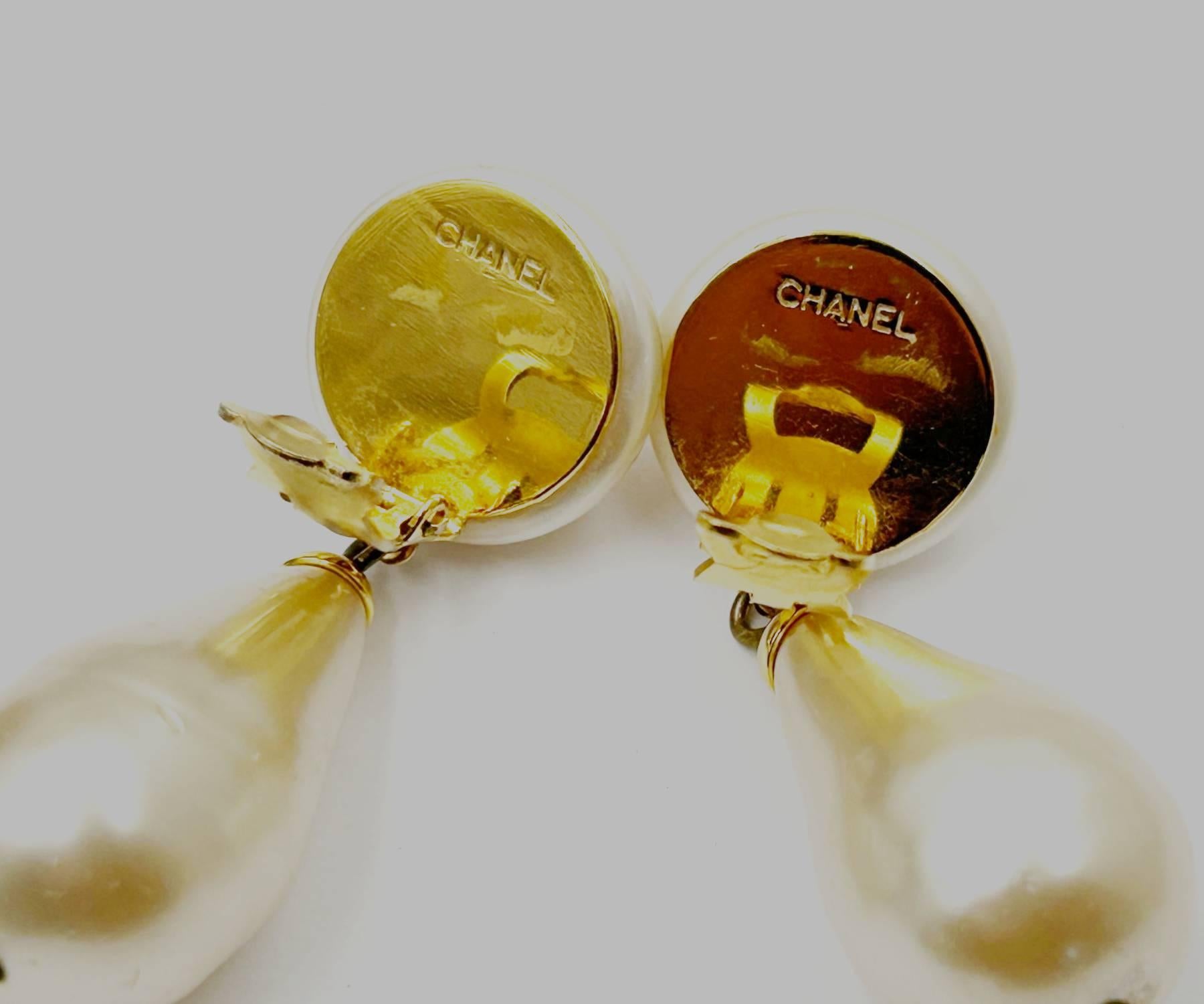 Women's Chanel Vintage Gold Plated CC Large Gumball Pearl Pearl Dangle Clip On Earrings  For Sale