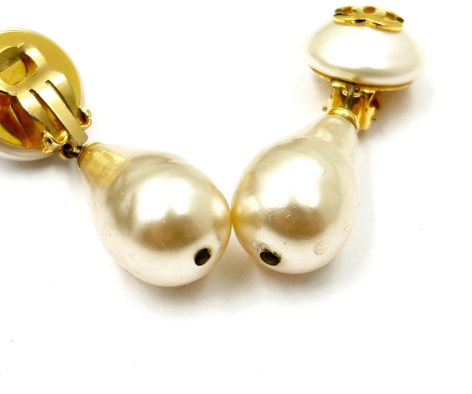 Chanel Vintage Gold Plated CC Large Gumball Pearl Pearl Dangle Clip On Earrings  For Sale 1