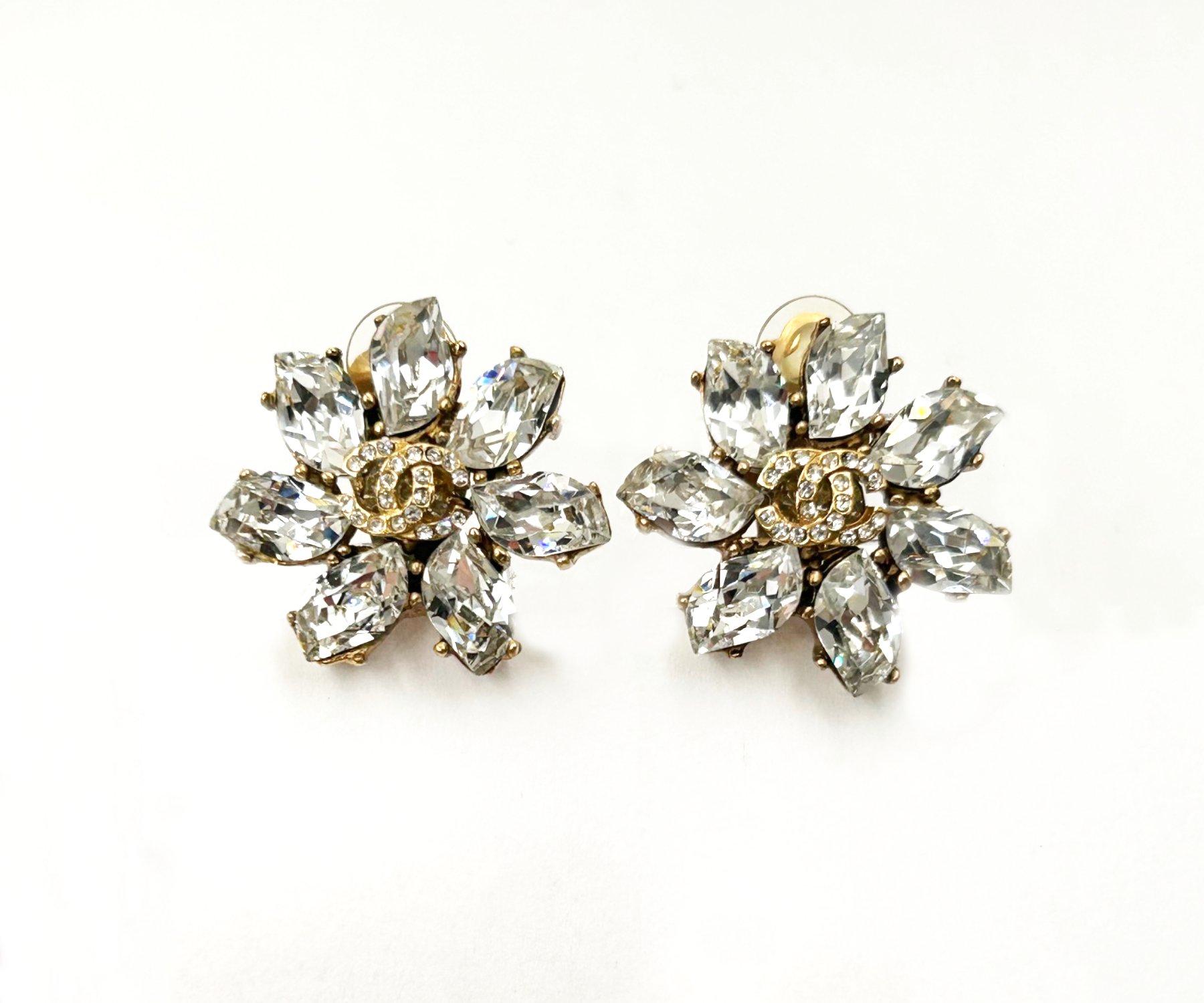 Chanel Vintage Pendientes con clip de copo de nieve de cristal marquesa CC bañados en oro

*Marcado 03
*Fabricado en Francia
*Viene con la caja original

- Mide aproximadamente 1