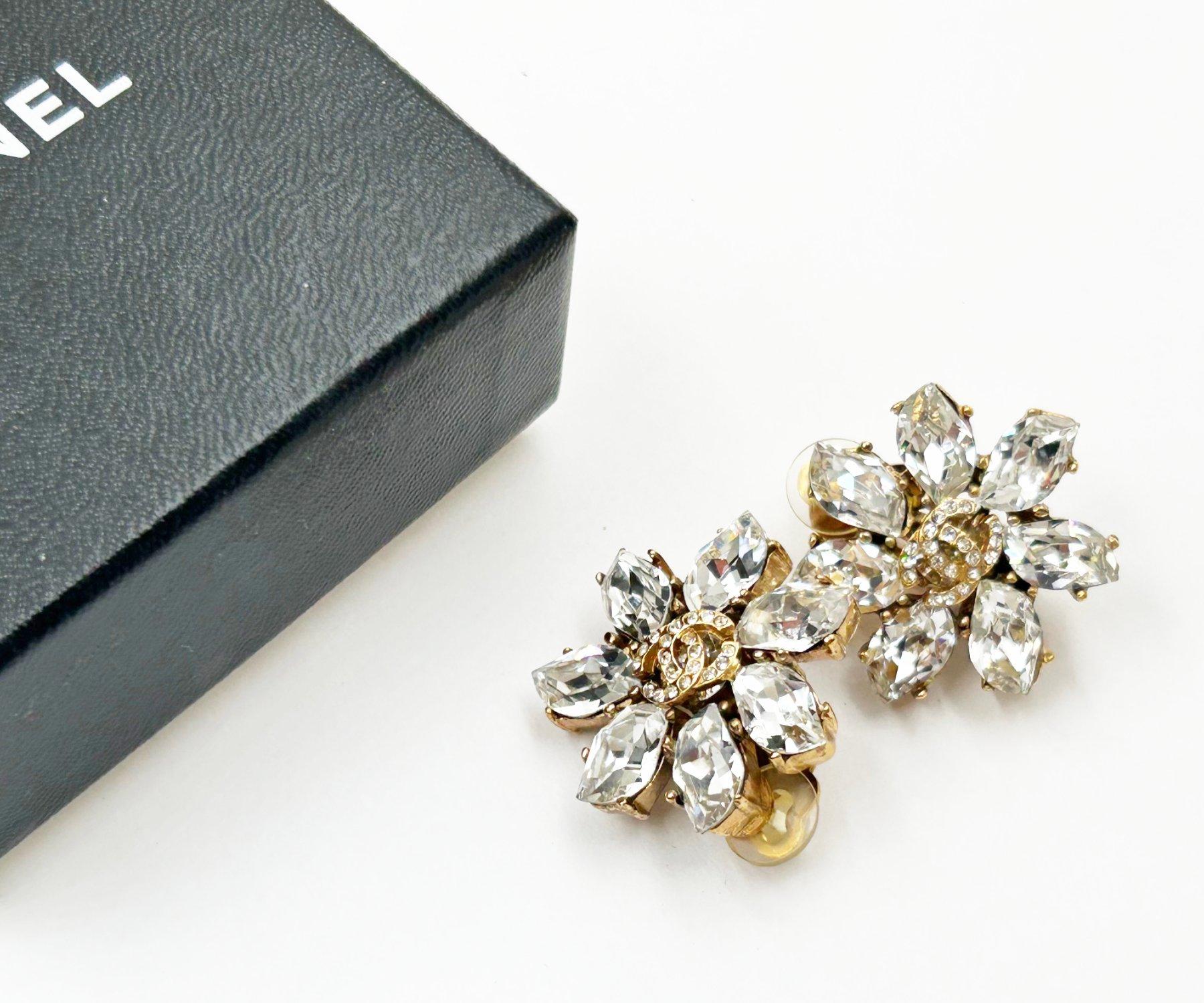 Chanel Vintage Pendientes con clip de copo de nieve de cristal marquesa CC bañados en oro Artesano