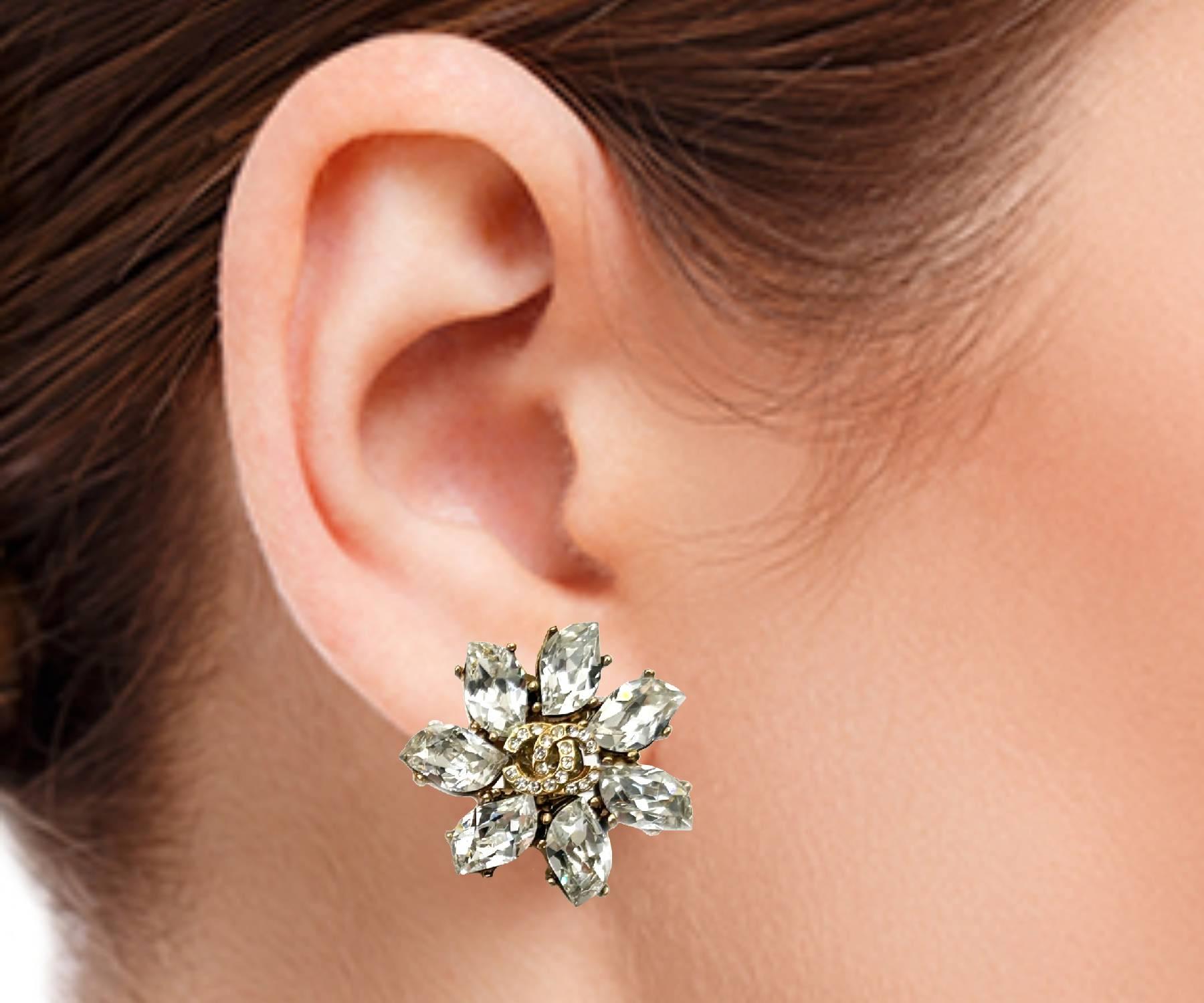 Chanel Vintage Pendientes con clip de copo de nieve de cristal marquesa CC bañados en oro en Excelente Estado en Pasadena, CA