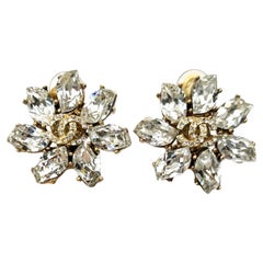 Chanel Vintage Pendientes con clip de copo de nieve de cristal marquesa CC bañados en oro