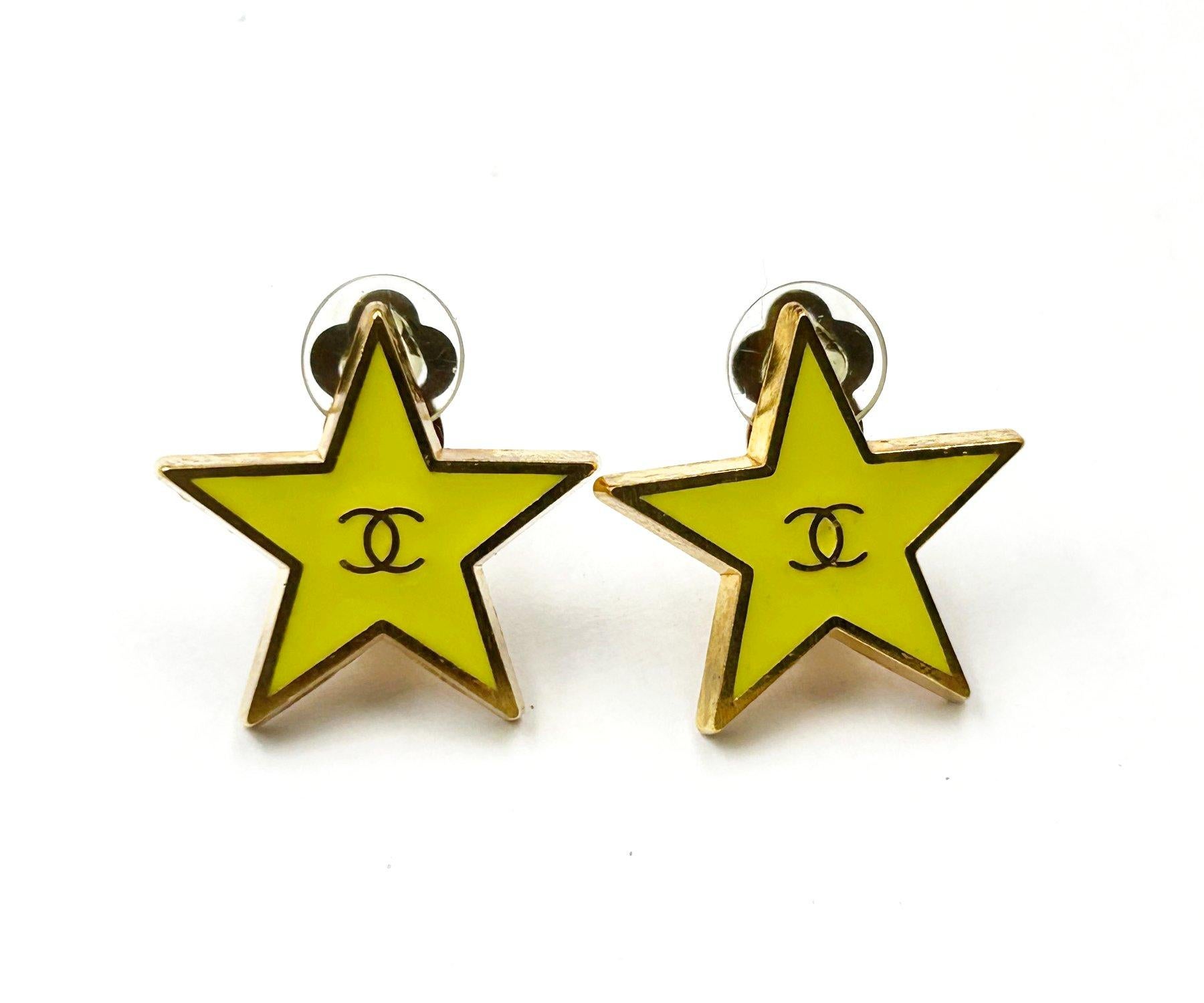 Chanel Vintage Gold Plated CC Neon Yellow Star Clip on Earrings

*Marked 01
*Made in France

-It is approximately 0.9