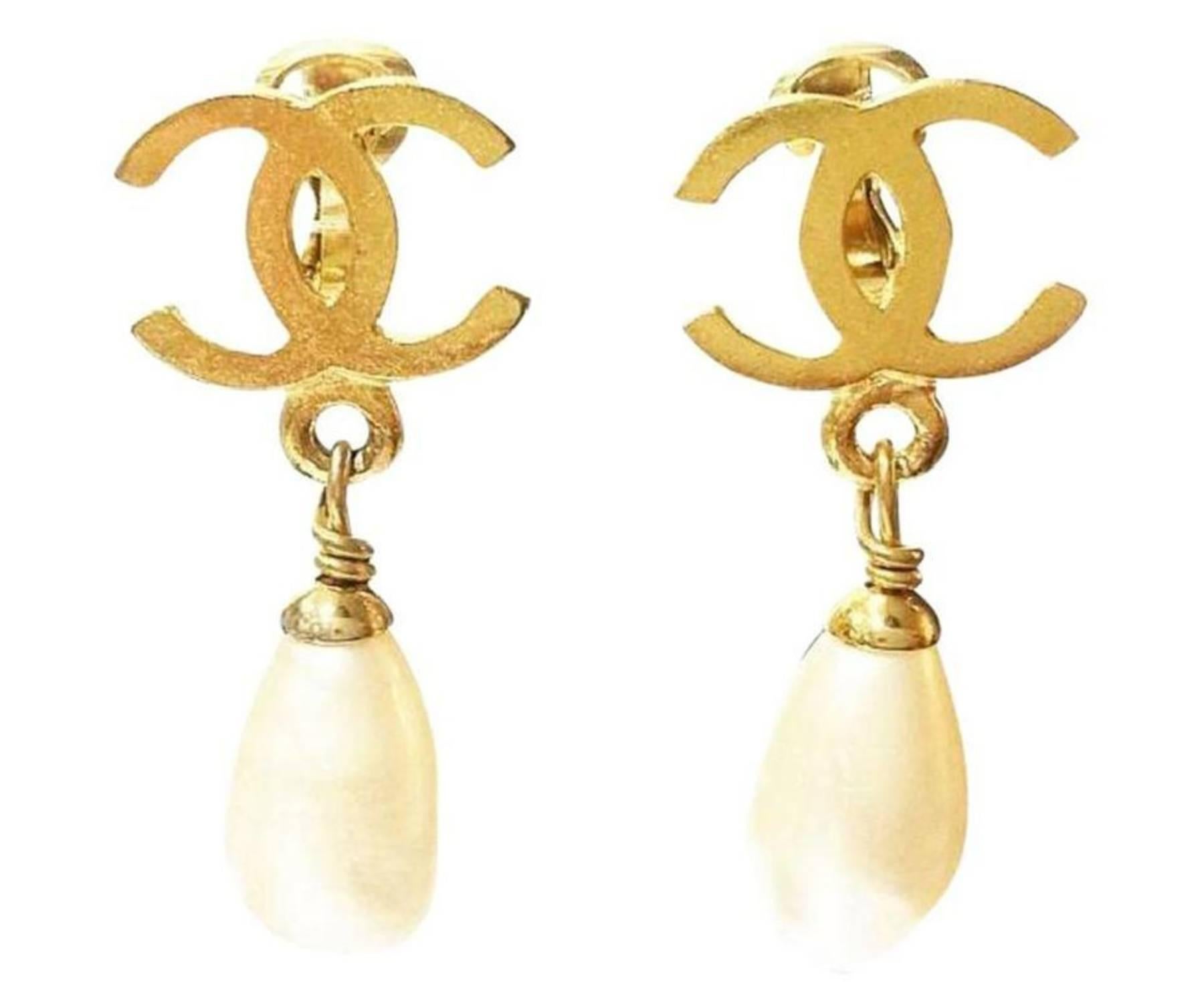 Chanel Vintage vergoldet CC Perle baumeln Clip auf Ohrringe

* Markiert 95
* Hergestellt in Frankreich
* Kommt mit dem Originalkarton 

- Sie ist etwa 1,25