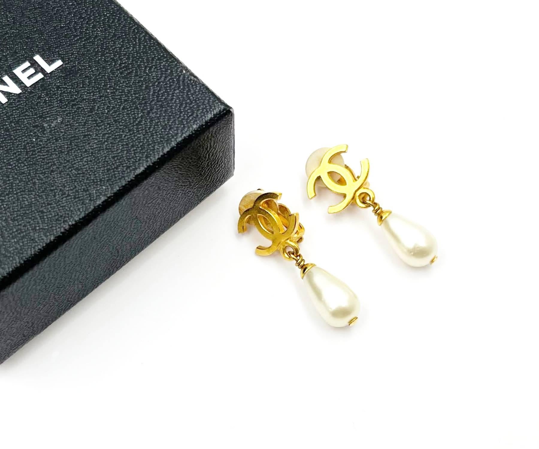 Chanel Vintage Gold Plated CC Pearl Dangle Clip on Earrings   In Excellent Condition For Sale In Pasadena, CA