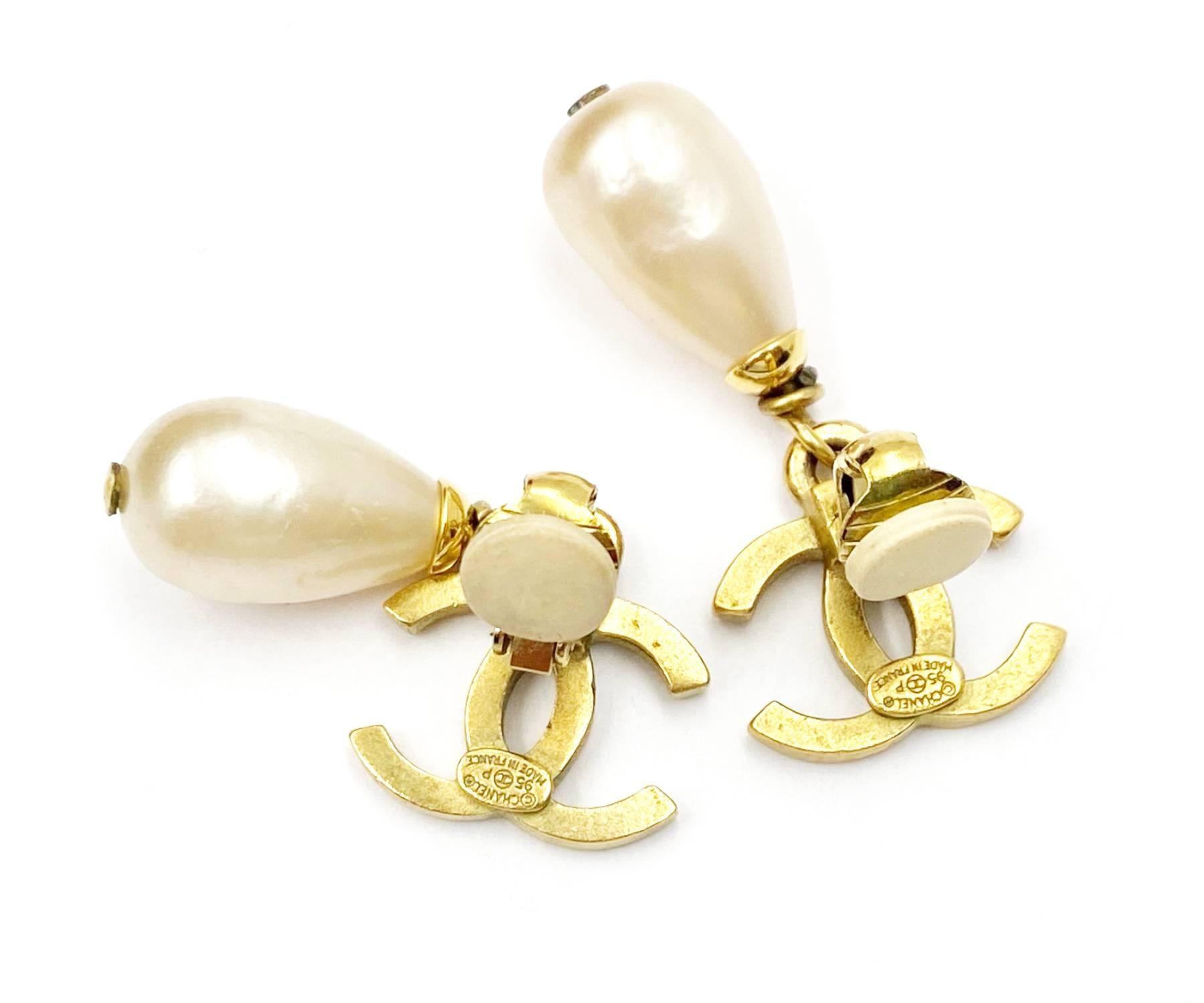 Women's Chanel Vintage Gold Plated CC Pearl Dangle Clip on Earrings   For Sale