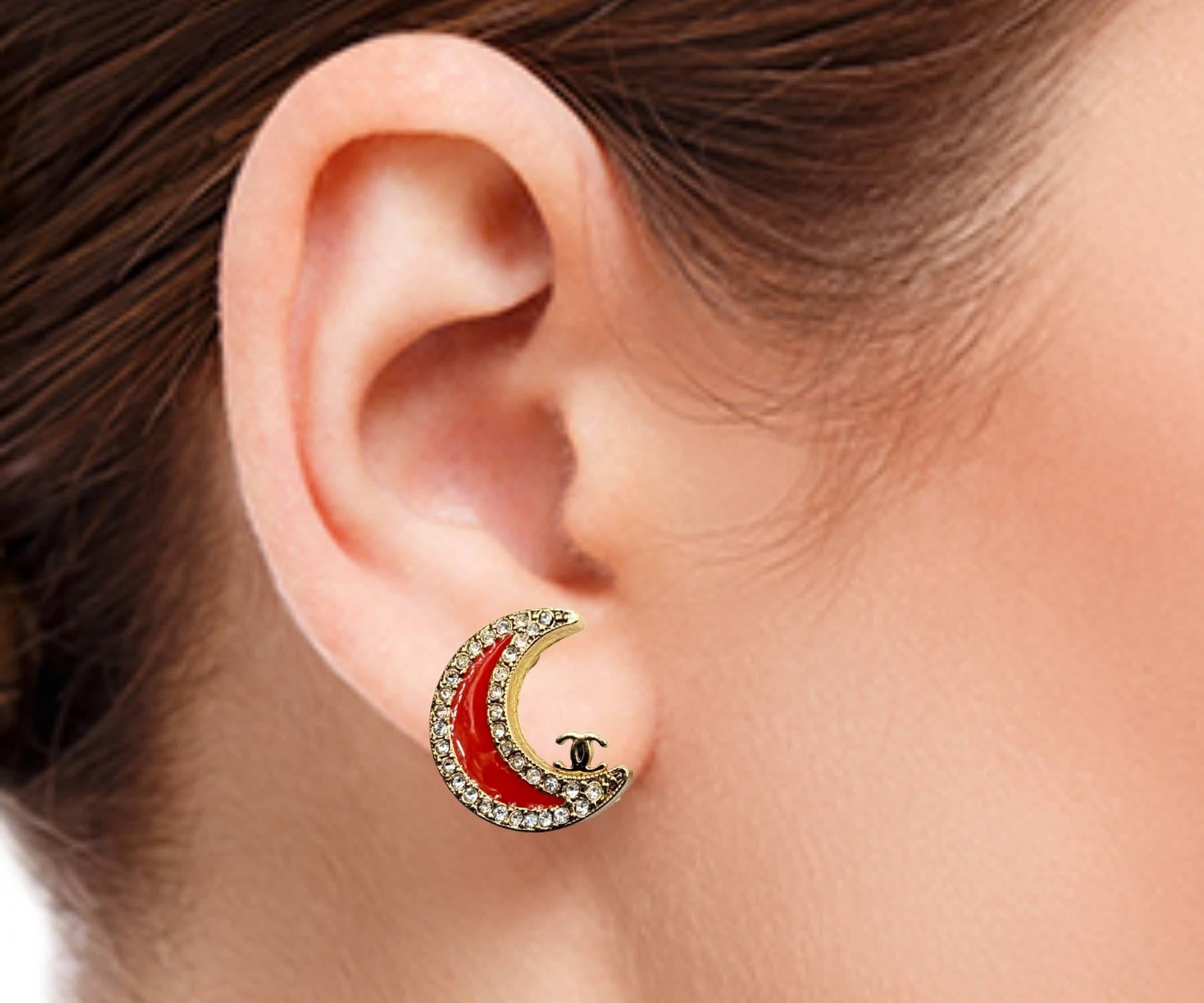 Chanel Vintage Vergoldet CC Roter Mond Kristall Clip auf Ohrringe im Zustand „Hervorragend“ im Angebot in Pasadena, CA