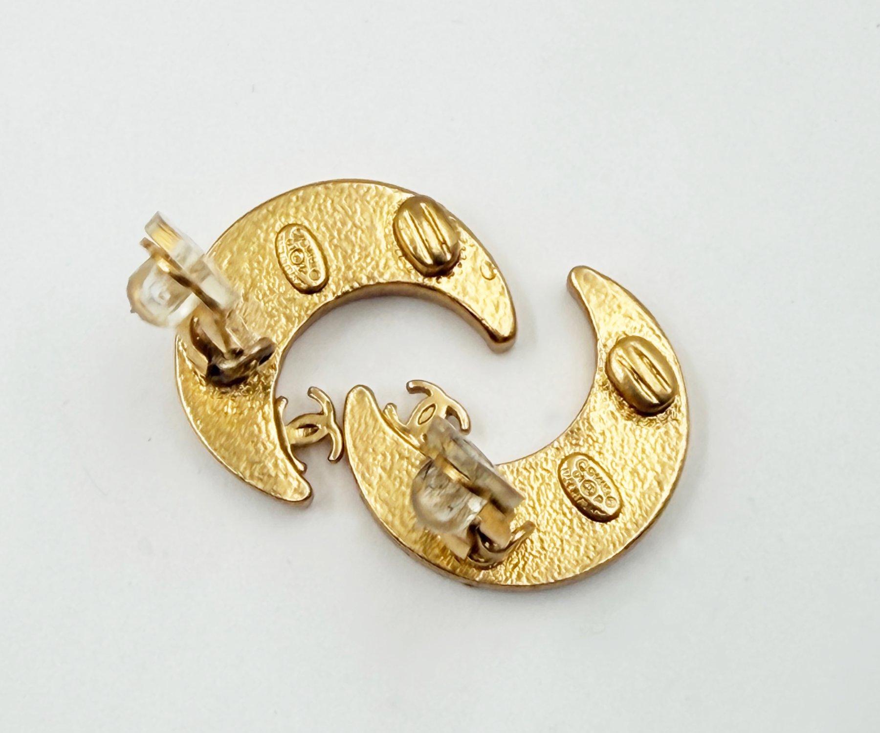 Chanel Vintage Vergoldet CC Roter Mond Kristall Clip auf Ohrringe im Angebot 1