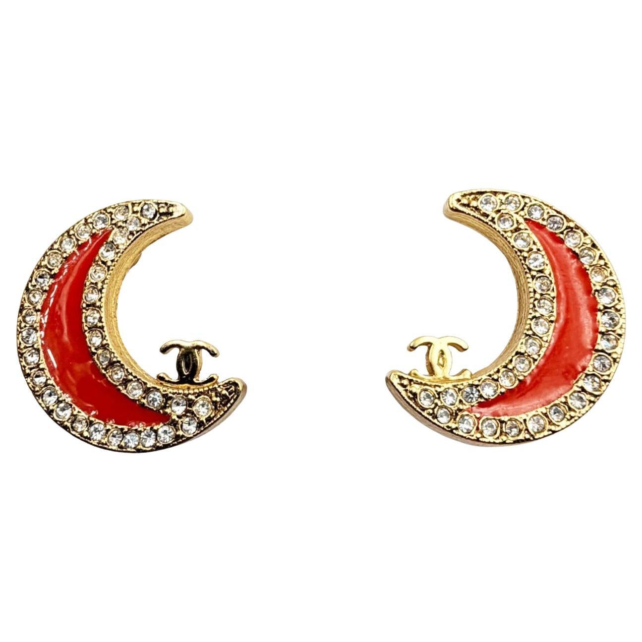 Orecchini a clip Chanel Vintage placcati oro CC con cristallo rosso della luna