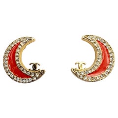 Orecchini a clip Chanel Vintage placcati oro CC con cristallo rosso della luna