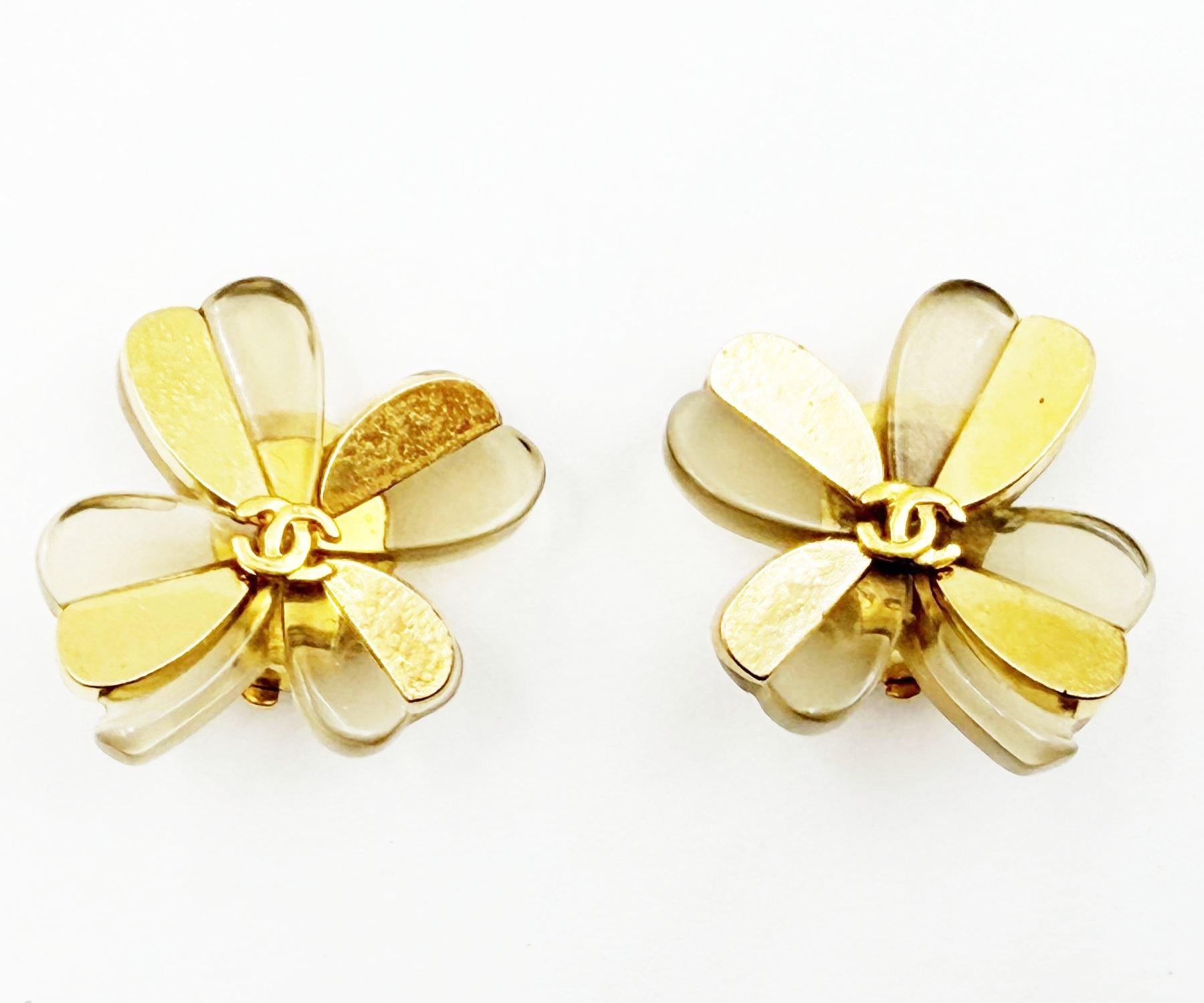 Chanel Vintage vergoldet CC Harz Kleeblatt Clip auf  Ohrringe im Zustand „Gut“ im Angebot in Pasadena, CA