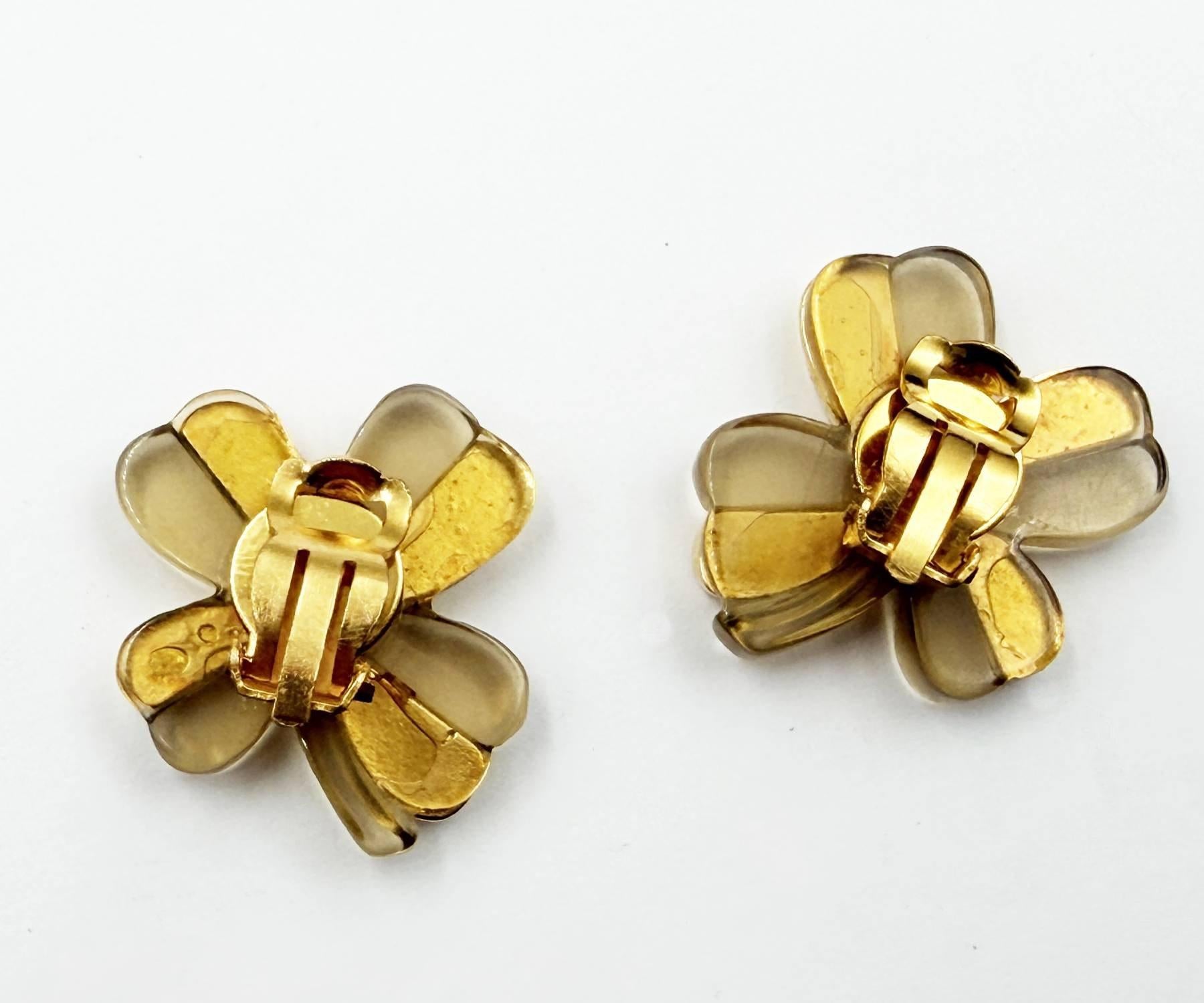 Chanel Vintage vergoldet CC Harz Kleeblatt Clip auf  Ohrringe Damen im Angebot