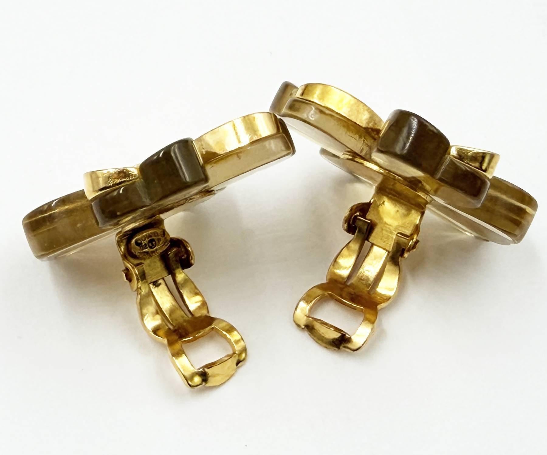 Chanel Vintage vergoldet CC Harz Kleeblatt Clip auf  Ohrringe im Angebot 1