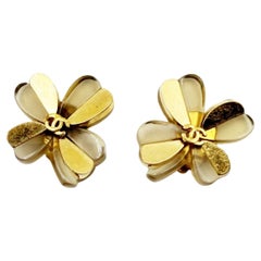 Chanel Vintage placcata oro CC in resina con Trifoglio a Clip Orecchini
