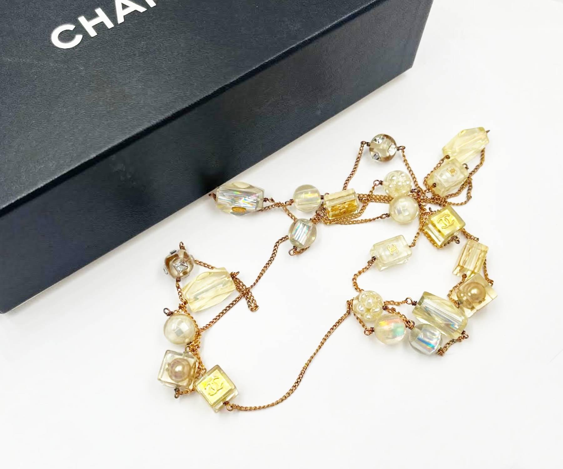 Chanel Vintage Gold Plated CC Resin Dice Pearl Super Long Necklace

* Marked 97
* Made in France
* Comes with the original box

-The chain is approximately 66″ long.
-The largest beads are approximately 0.9″ x 0.75″.
-Very shiny and