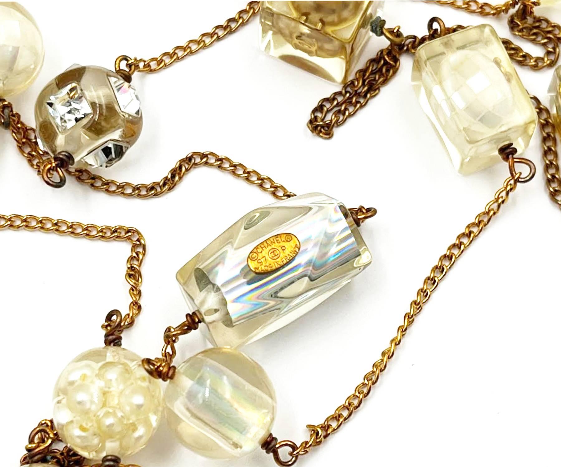 Chanel Vintage Vergoldete CC Harz Spitze Perle Super lange Halskette  Damen im Angebot