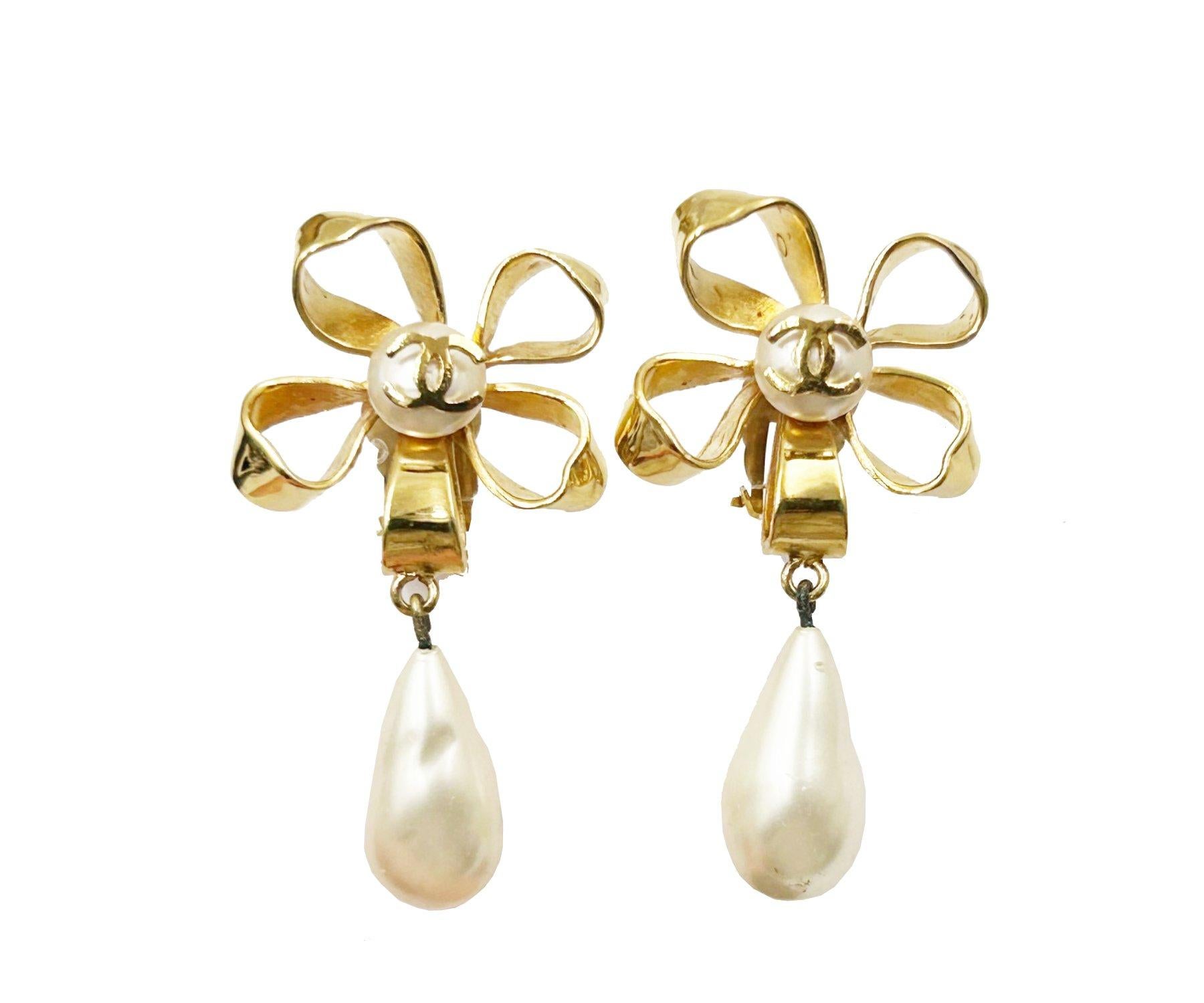 Chanel Vintage Gold Plated CC Ribbon Flower Pearl Dangle Clip on Earrings

* Marked Chanel
* Comes with the original box

-It is approximately 2.25