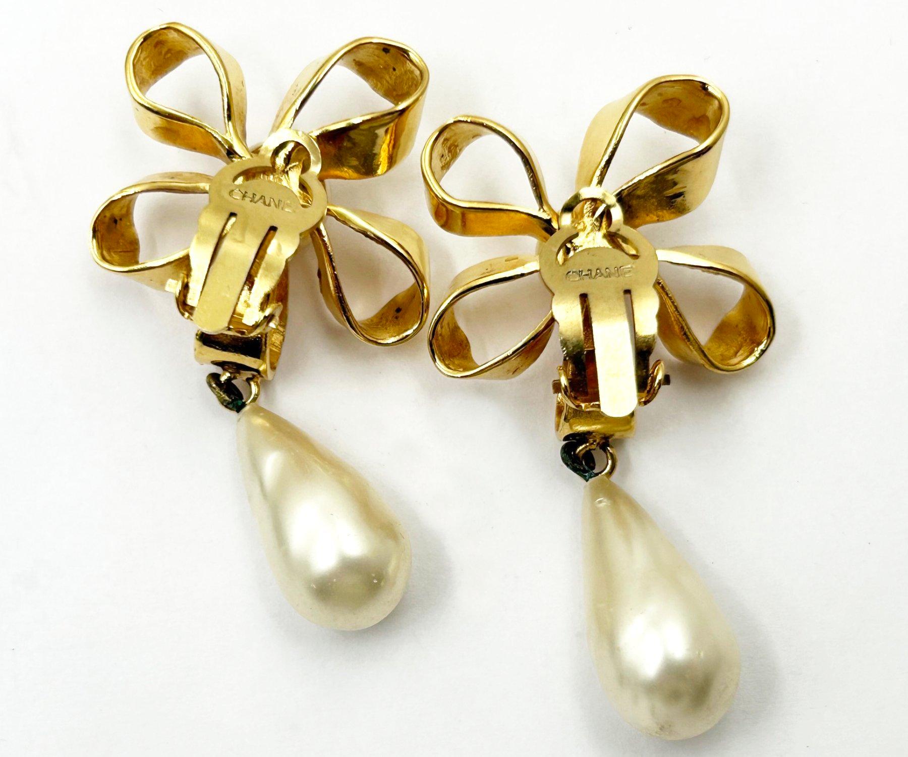 Women's Chanel Vintage Gold Plated CC Ribbon Flower Pearl Dangle Clip on Earrings For Sale