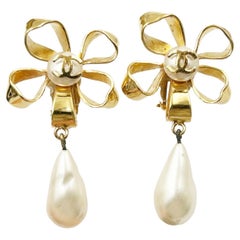 Chanel Vintage Chapado en Oro CC Cinta Flor Perla Colgante Clip en Pendientes
